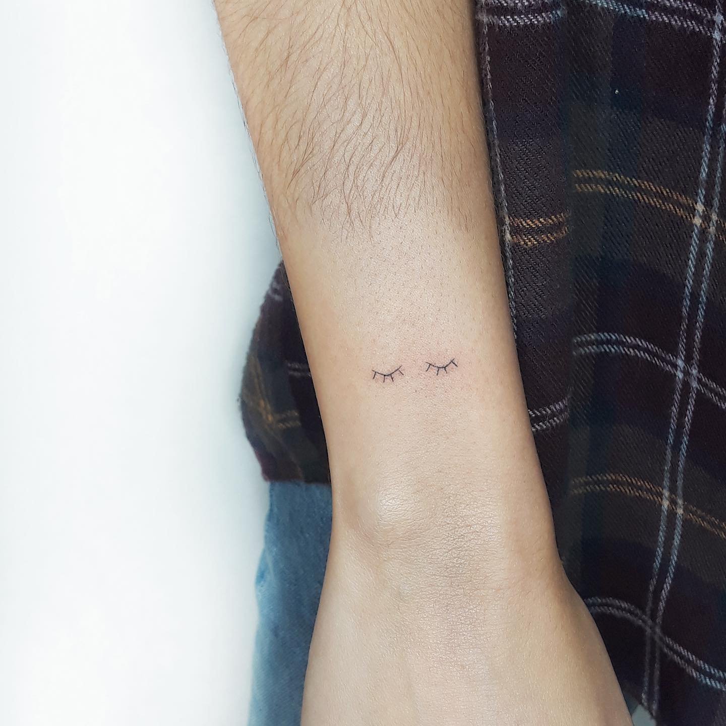 Tatuaje de frase en antebrazo, línea fina Sinkply Madrid