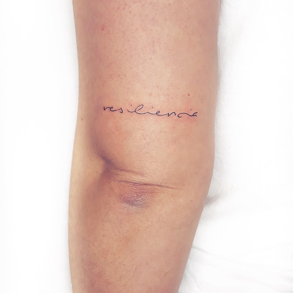 Tatuaje de frase en antebrazo, línea fina Sinkply Madrid