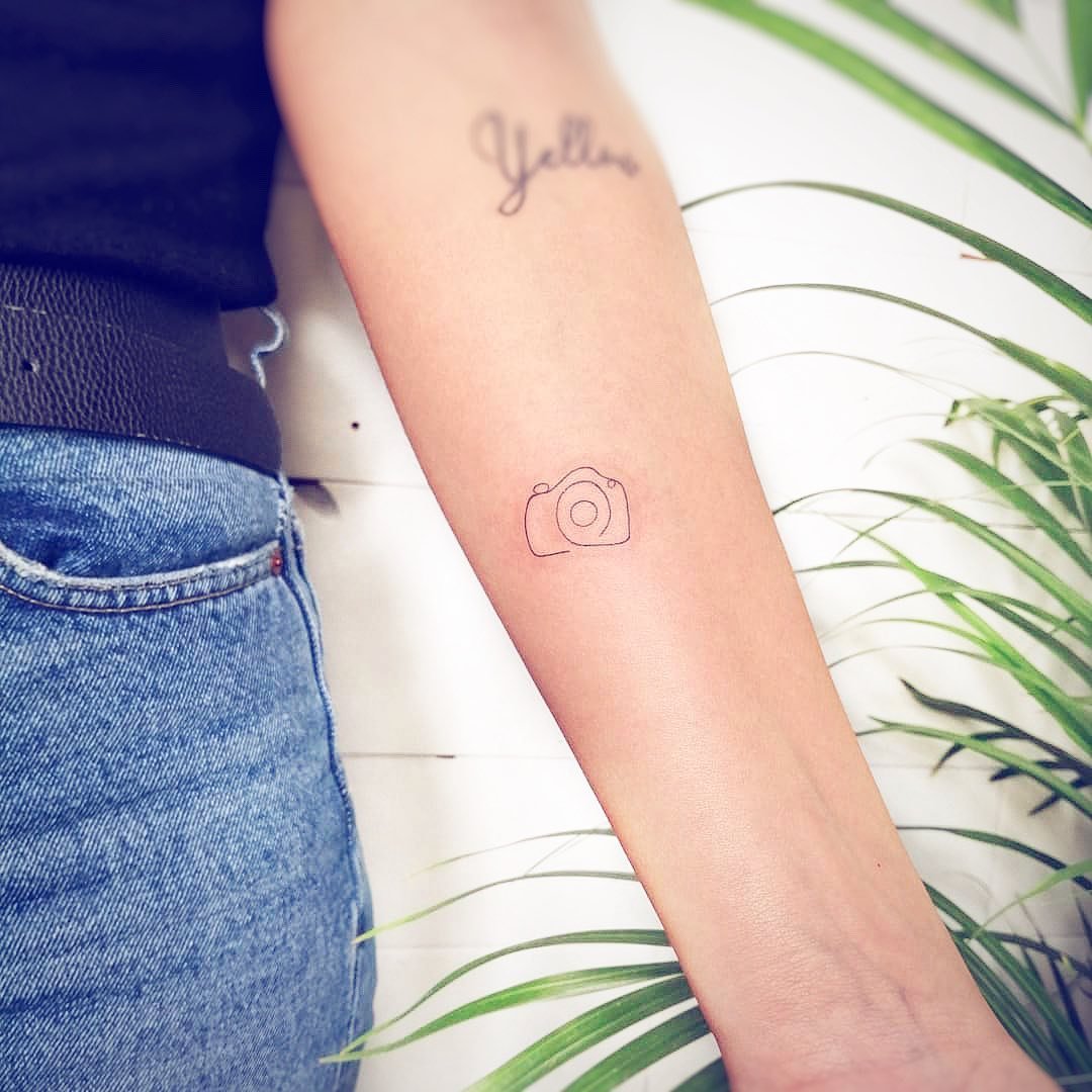 Tatuaje de frase en antebrazo, línea fina Sinkply Madrid