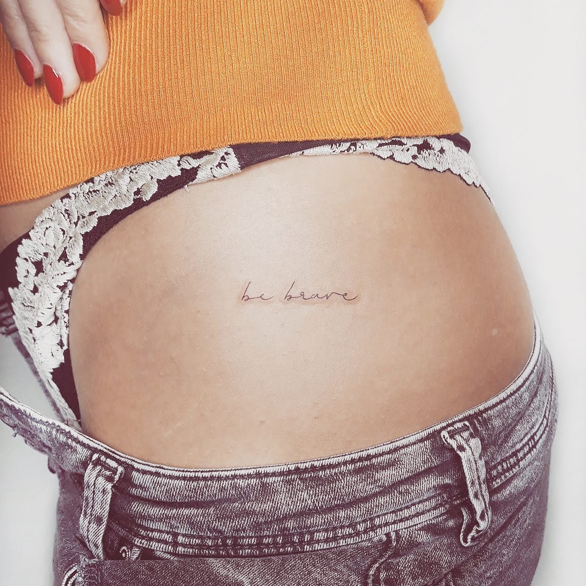 Tatuaje de frase en antebrazo, línea fina Sinkply Madrid