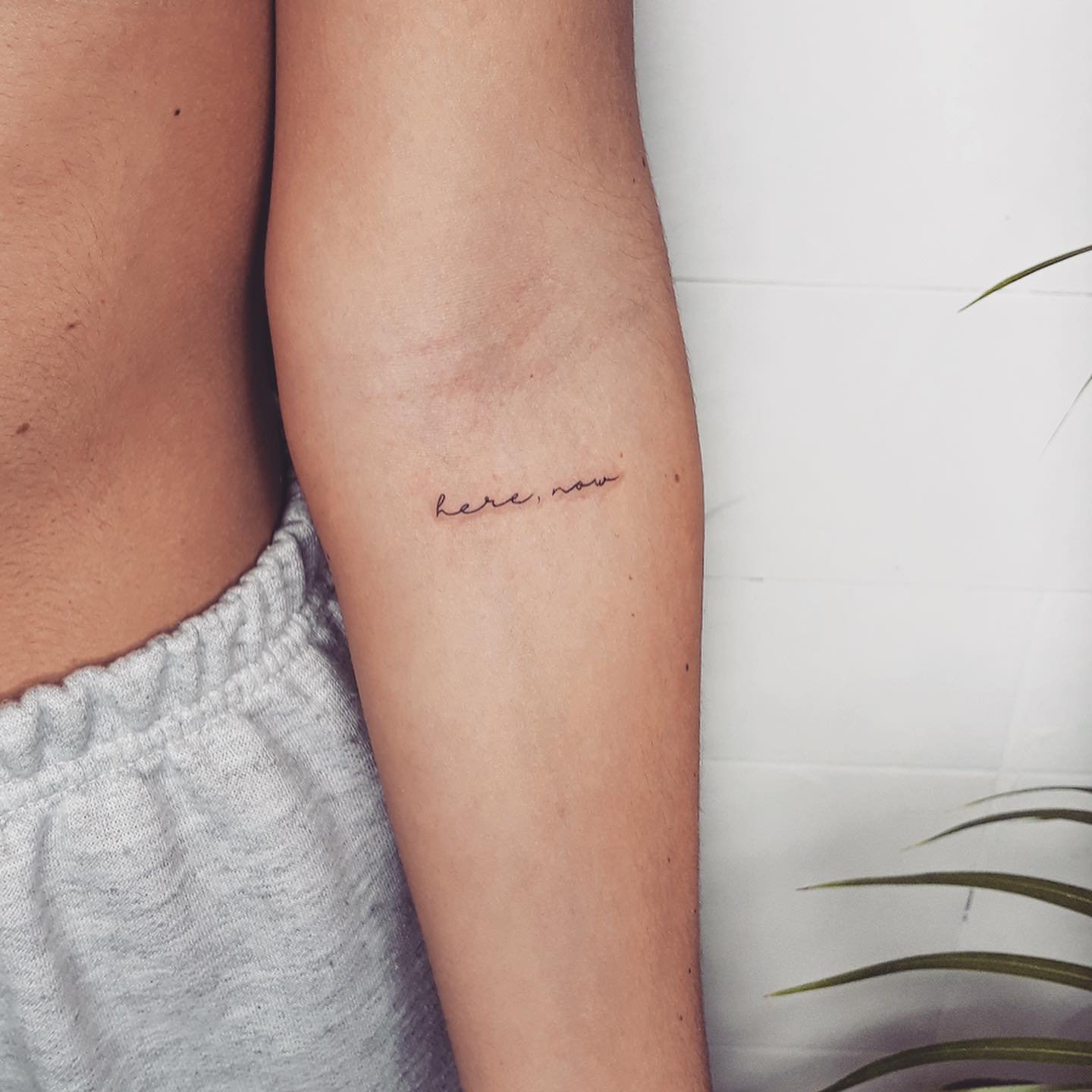 Tatuaje de frase en antebrazo, línea fina Sinkply Madrid