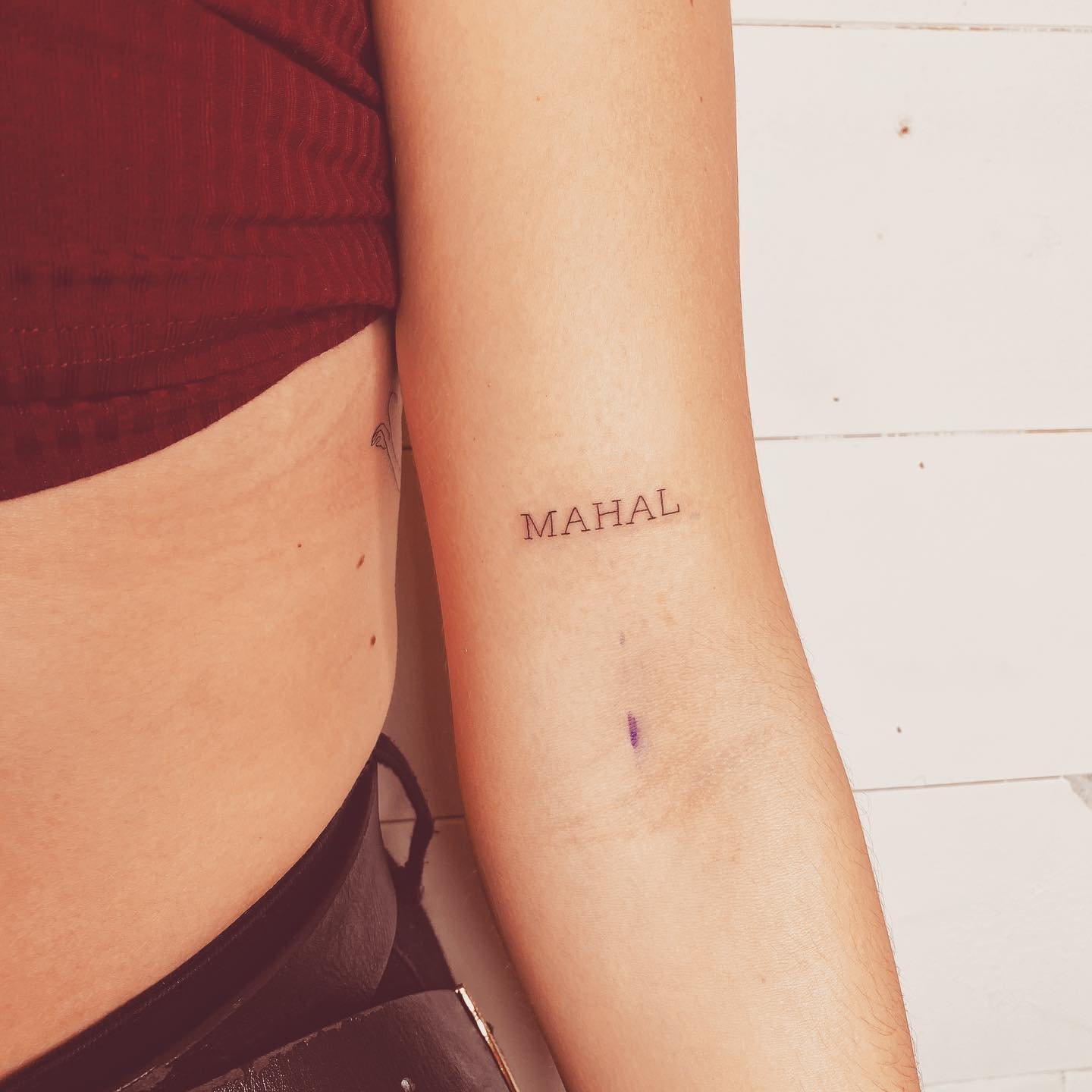 Tatuaje de frase en antebrazo, línea fina Sinkply Madrid