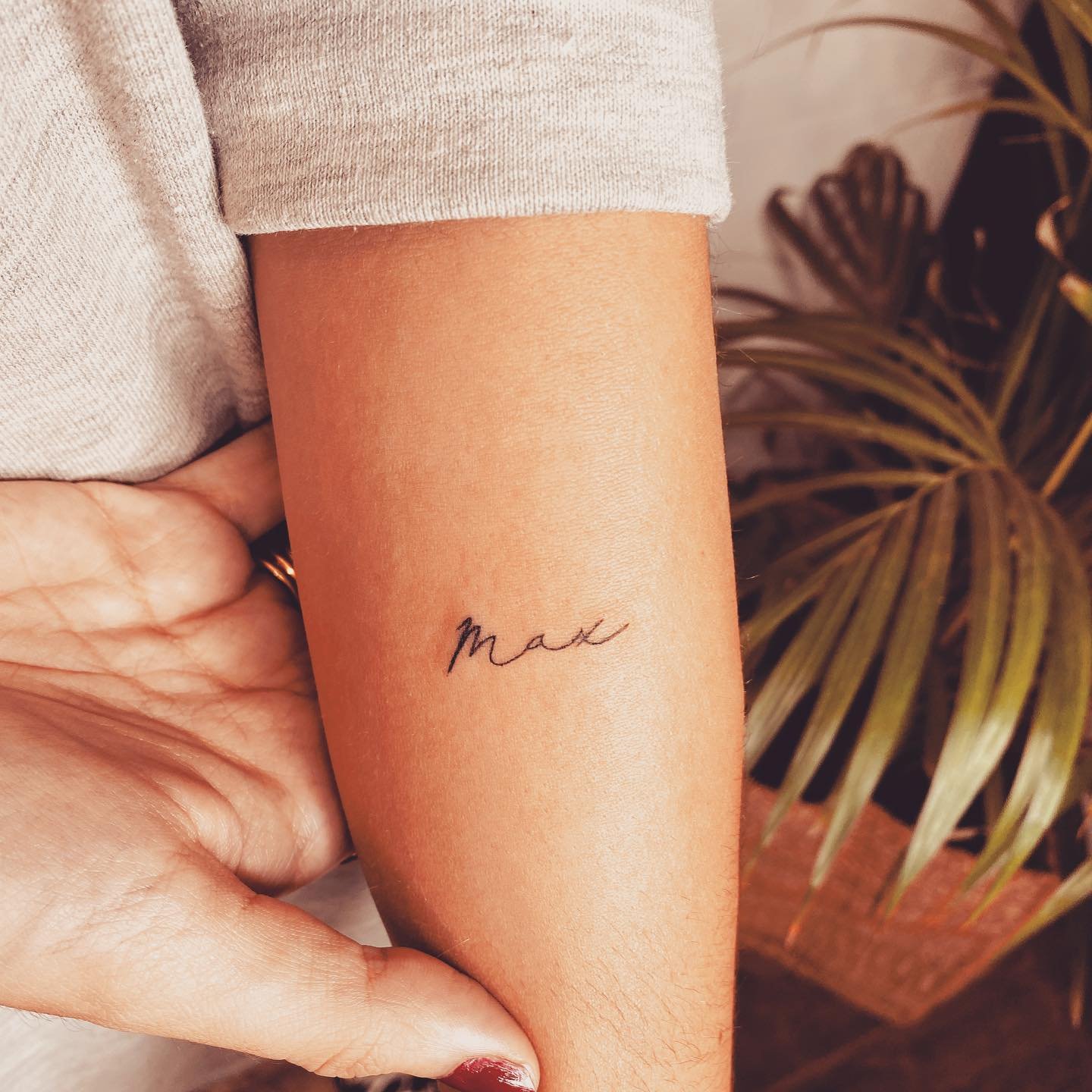 Tatuaje de frase en antebrazo, línea fina Sinkply Madrid