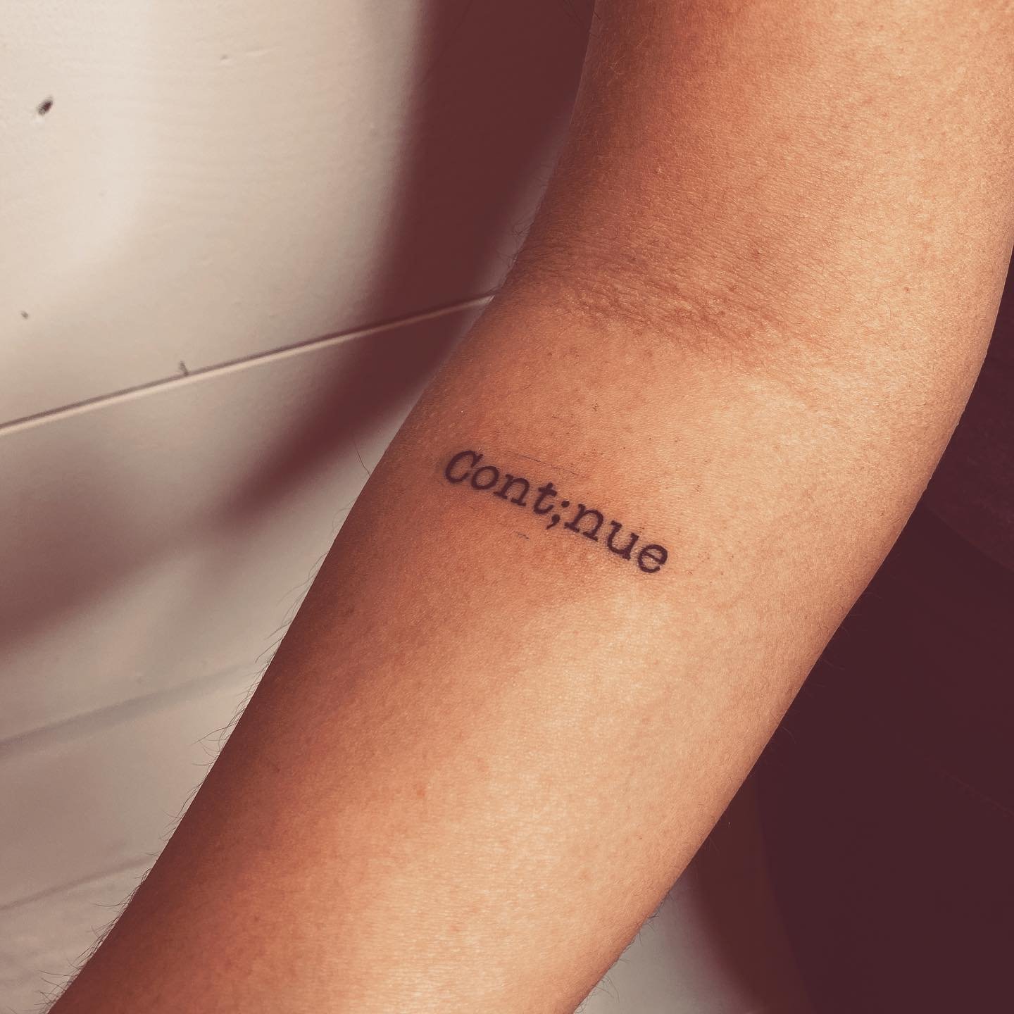 Tatuaje de frase en antebrazo, línea fina Sinkply Madrid