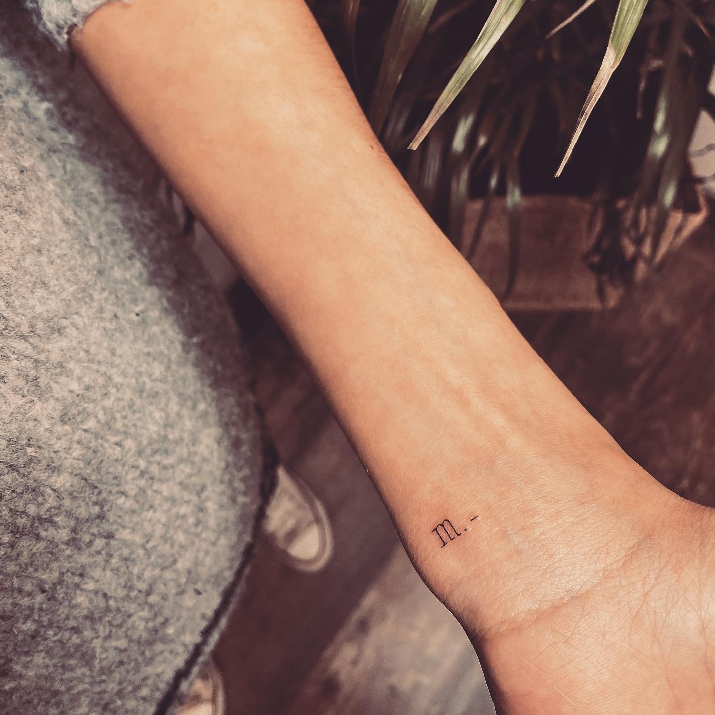 Tatuaje de frase en antebrazo, línea fina Sinkply Madrid