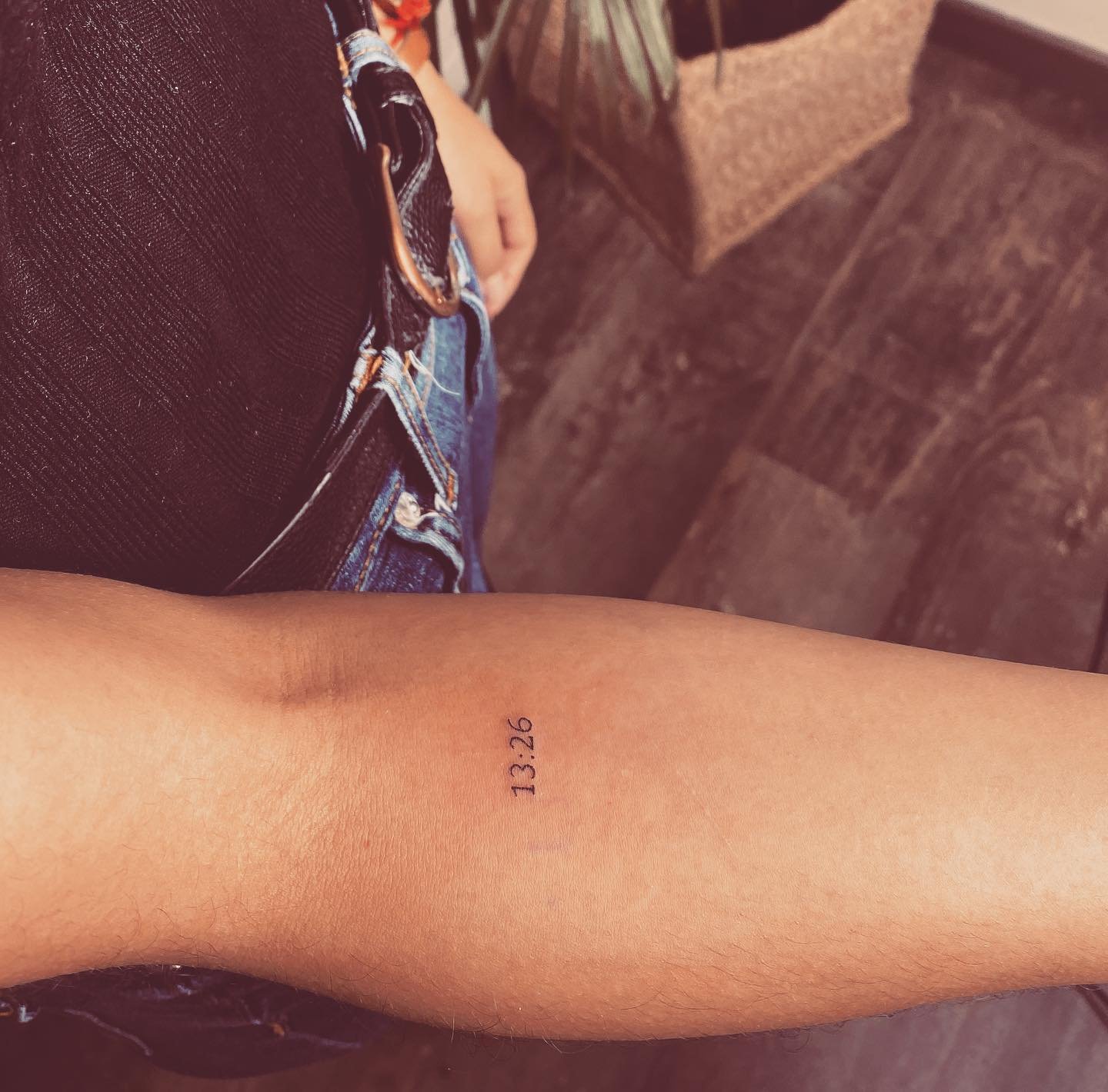 Tatuaje de frase en antebrazo, línea fina Sinkply Madrid