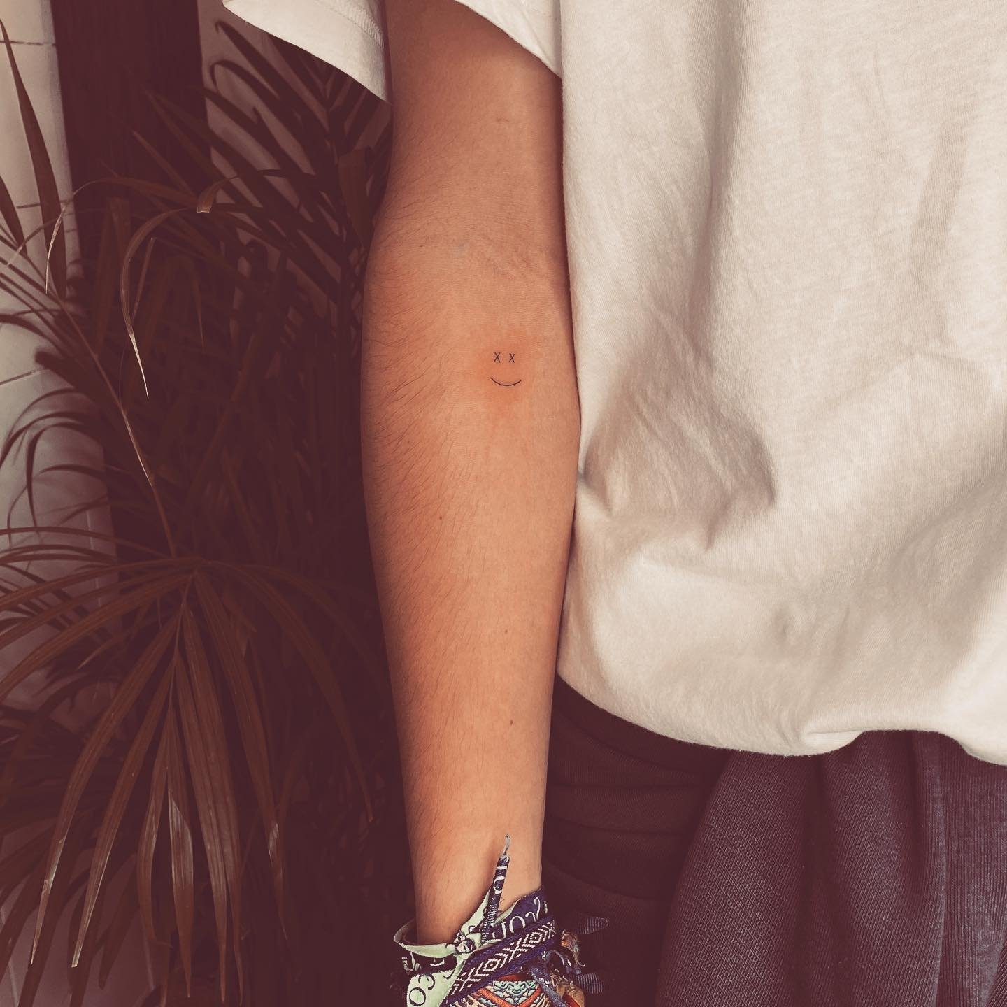 Tatuaje de frase en antebrazo, línea fina Sinkply Madrid