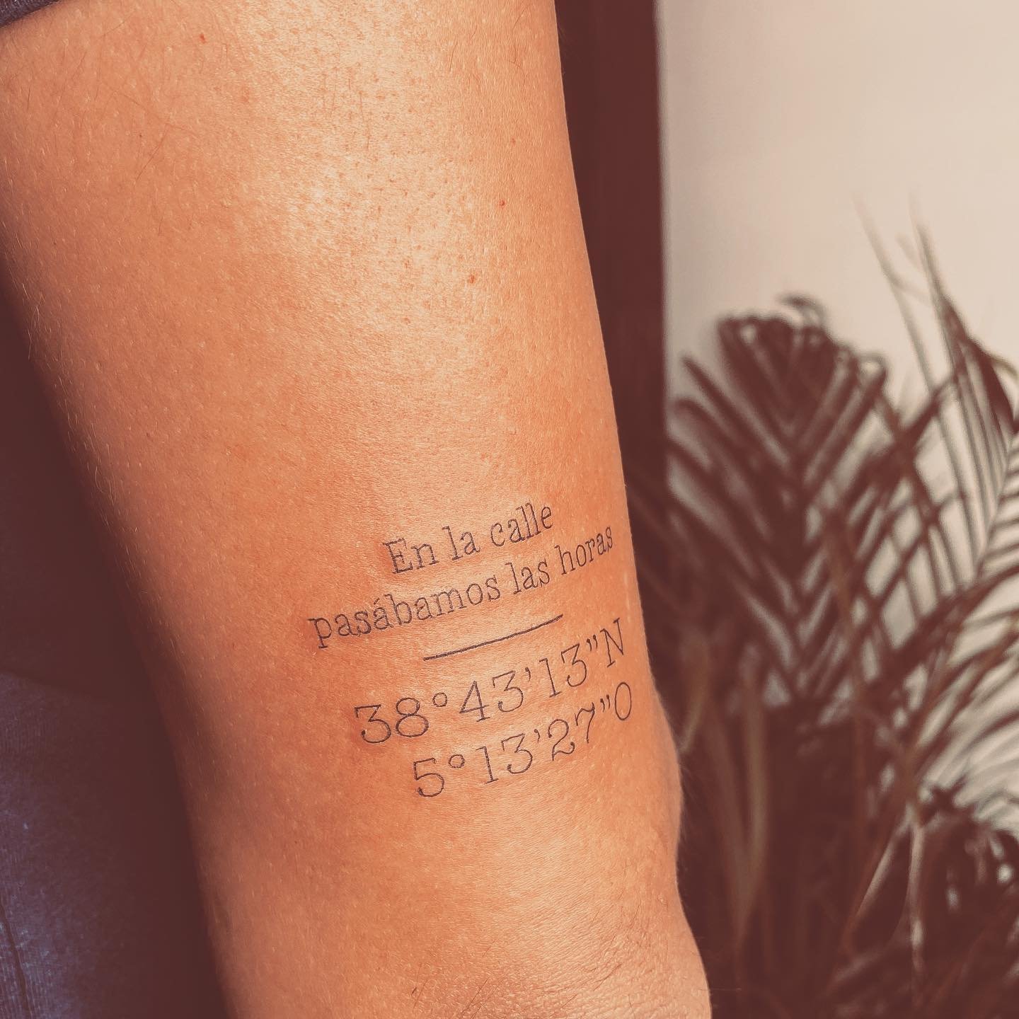 Tatuaje de frase en antebrazo, línea fina Sinkply Madrid