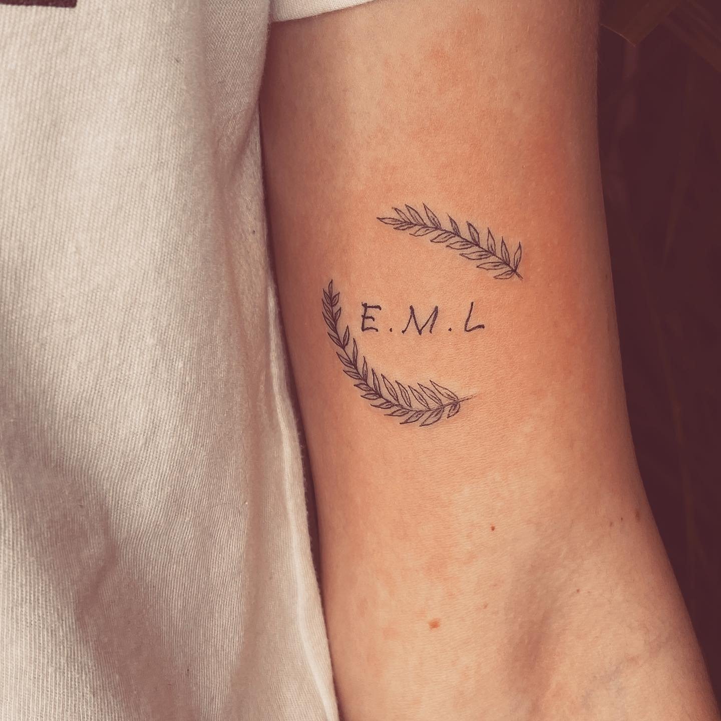 Tatuaje de frase en antebrazo, línea fina Sinkply Madrid