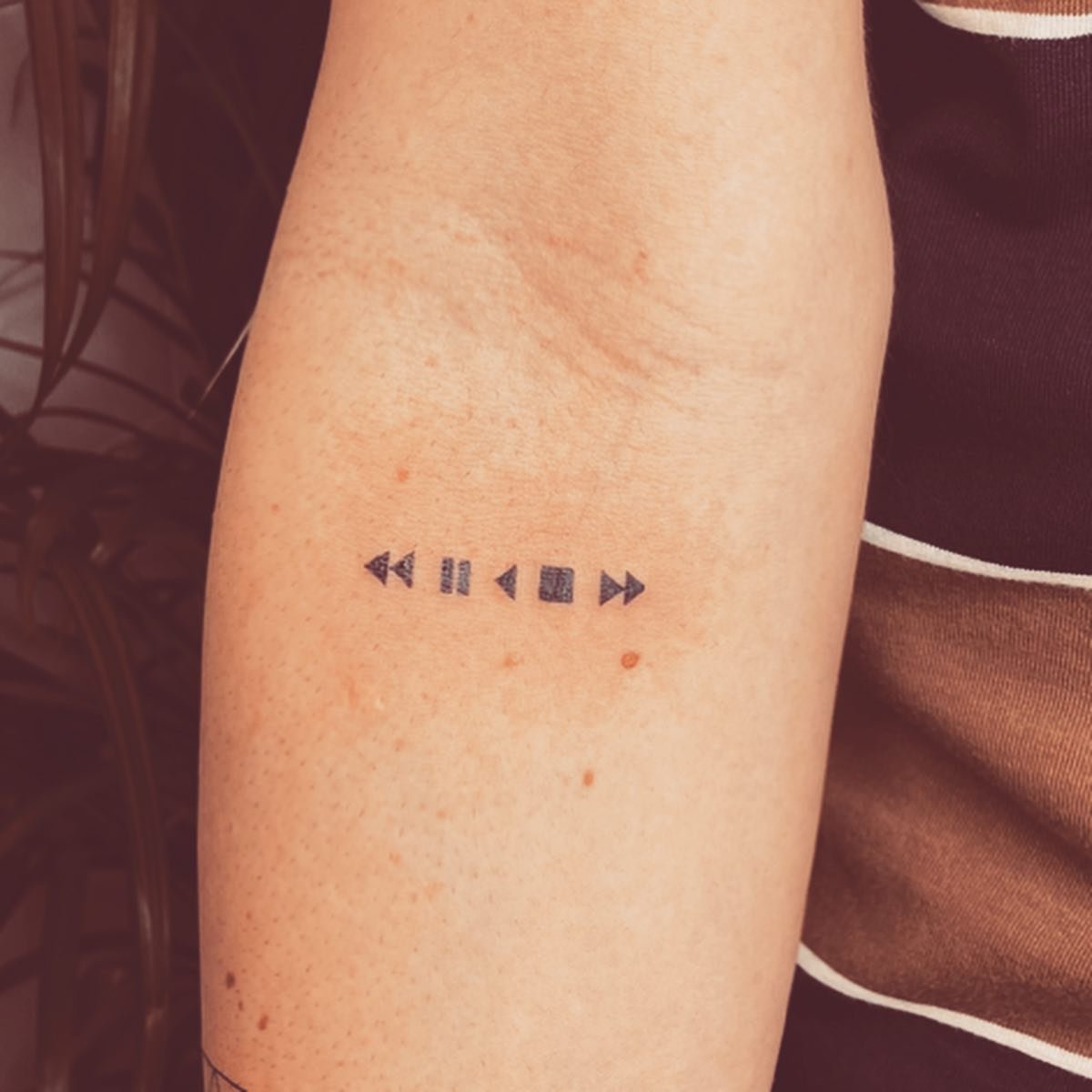 Tatuaje de frase en antebrazo, línea fina Sinkply Madrid