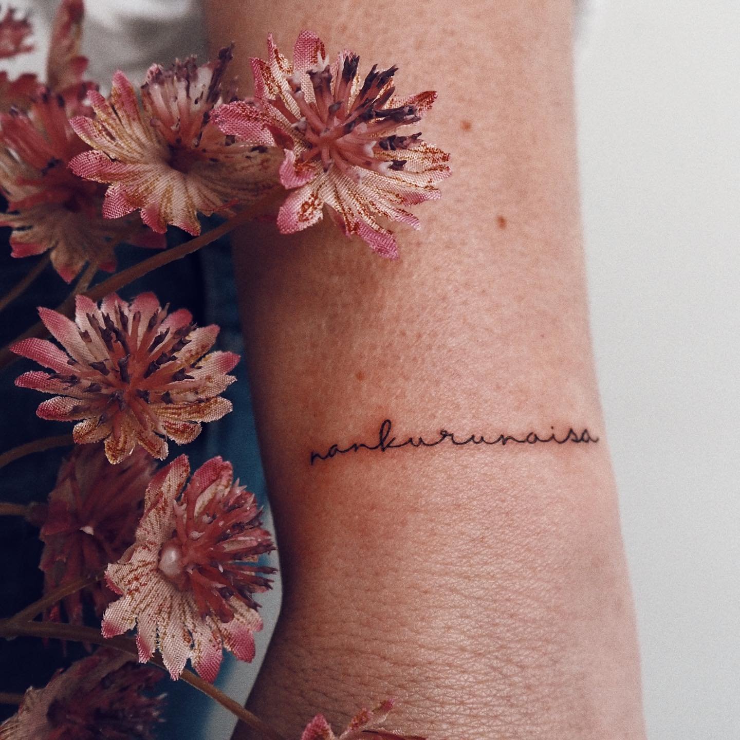 Tatuaje de frase en antebrazo, línea fina Sinkply Madrid