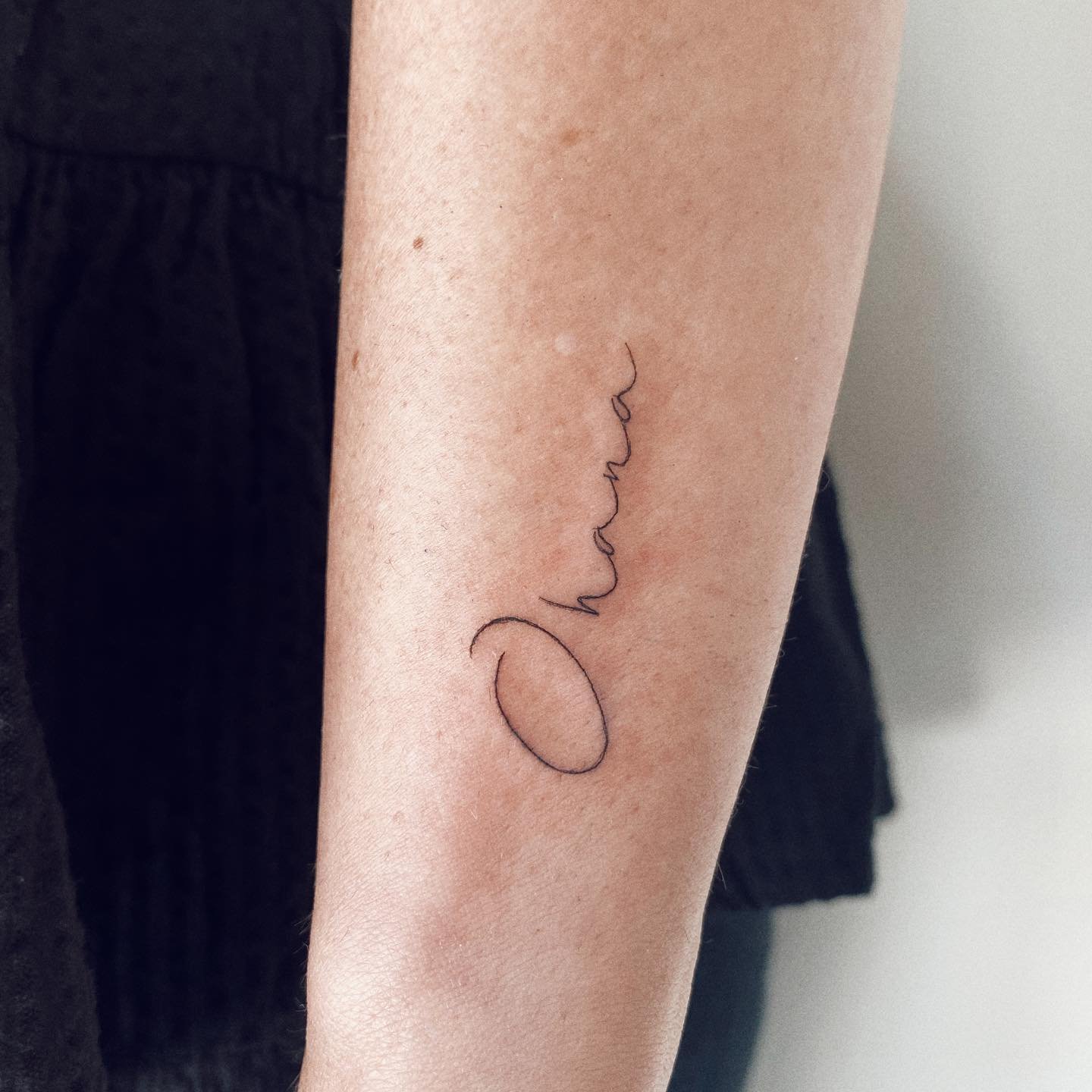 Tatuaje de frase en antebrazo, línea fina Sinkply Madrid