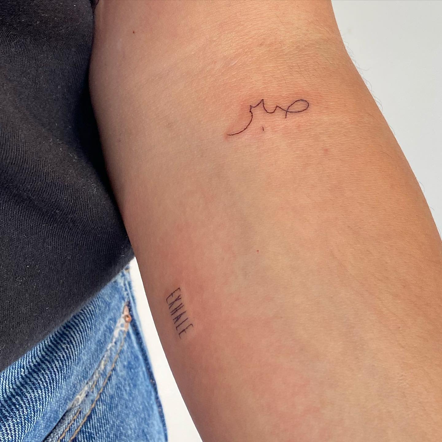 Tatuaje de frase en antebrazo, línea fina Sinkply Madrid