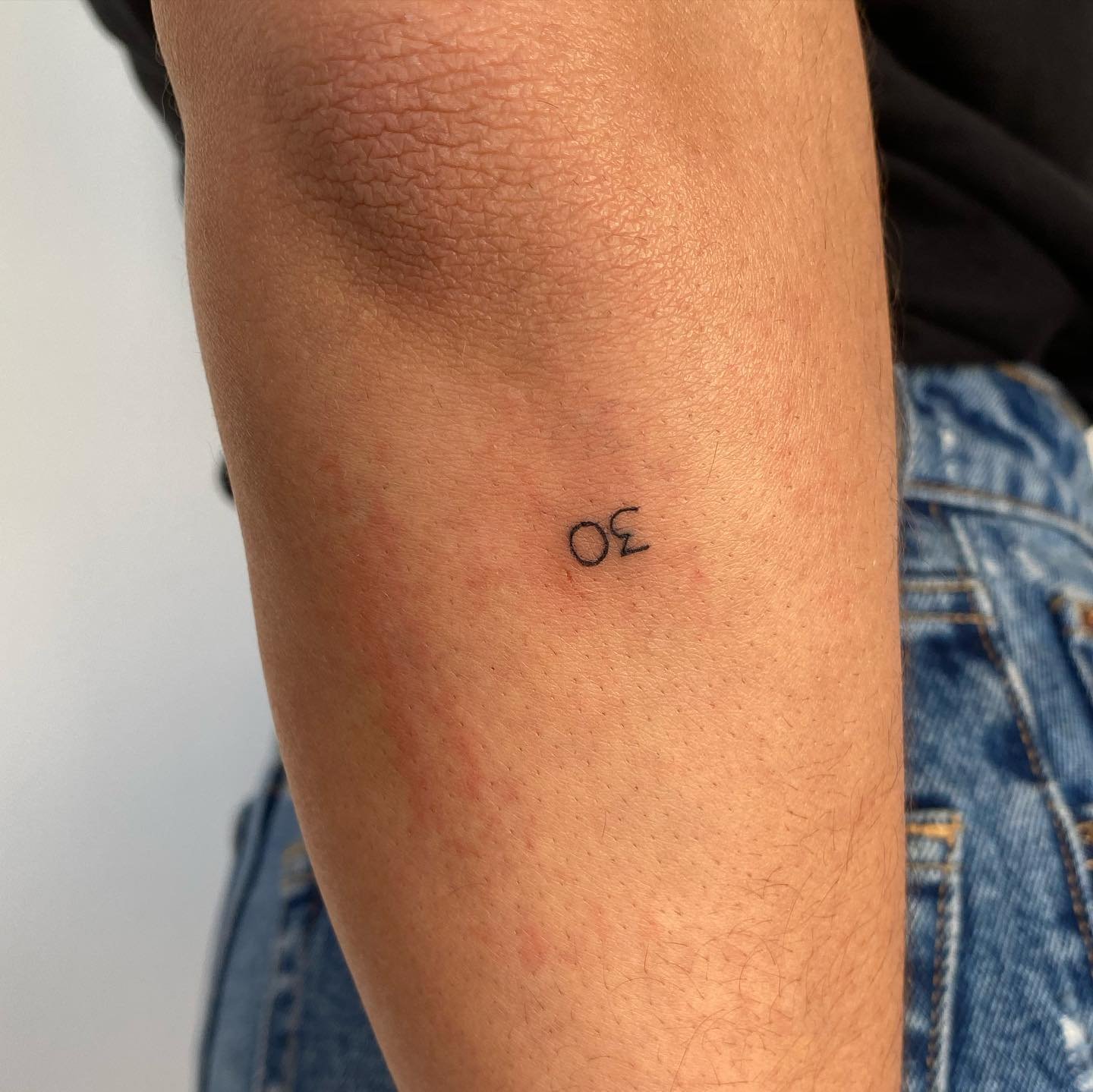Tatuaje de frase en antebrazo, línea fina Sinkply Madrid
