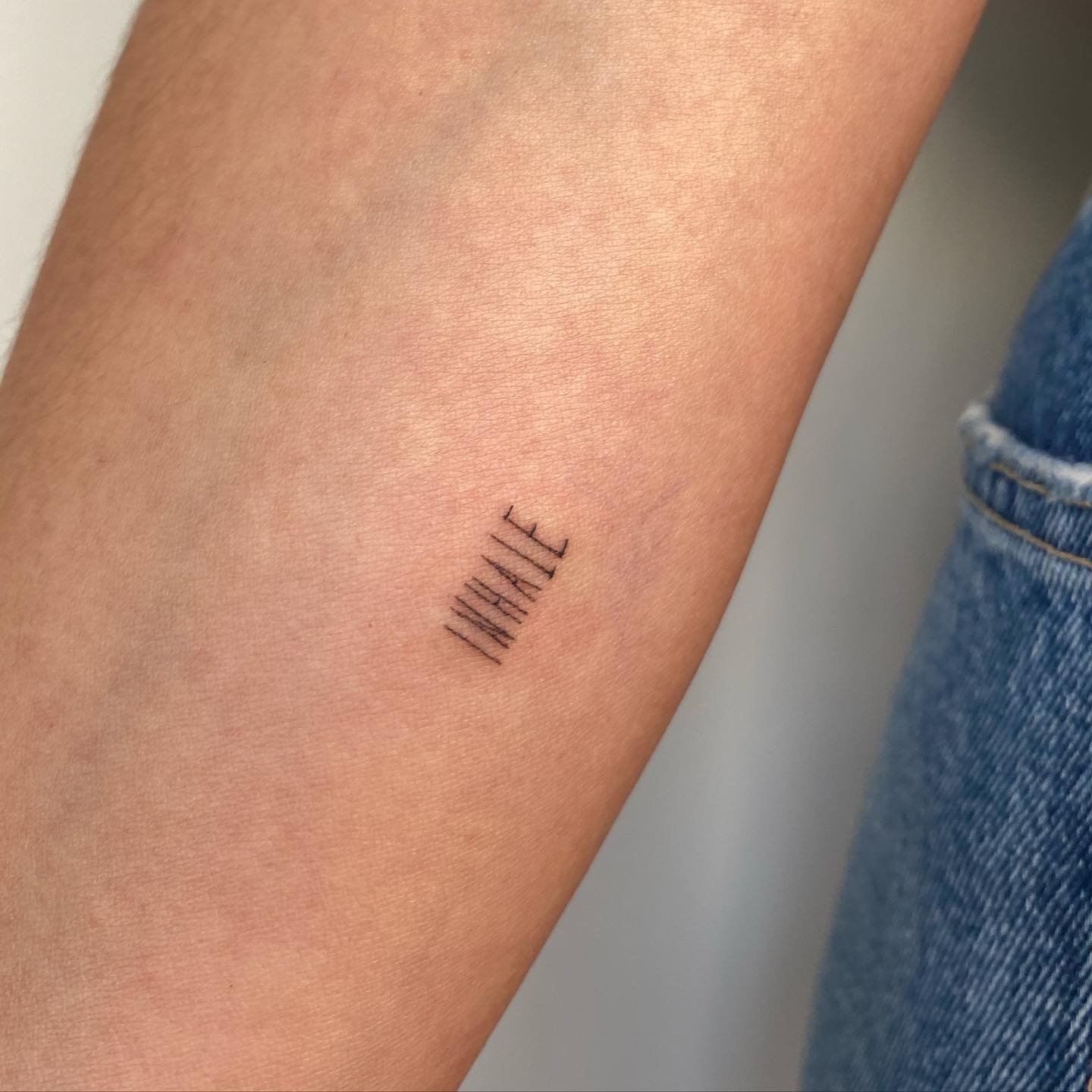 Tatuaje de frase en antebrazo, línea fina Sinkply Madrid