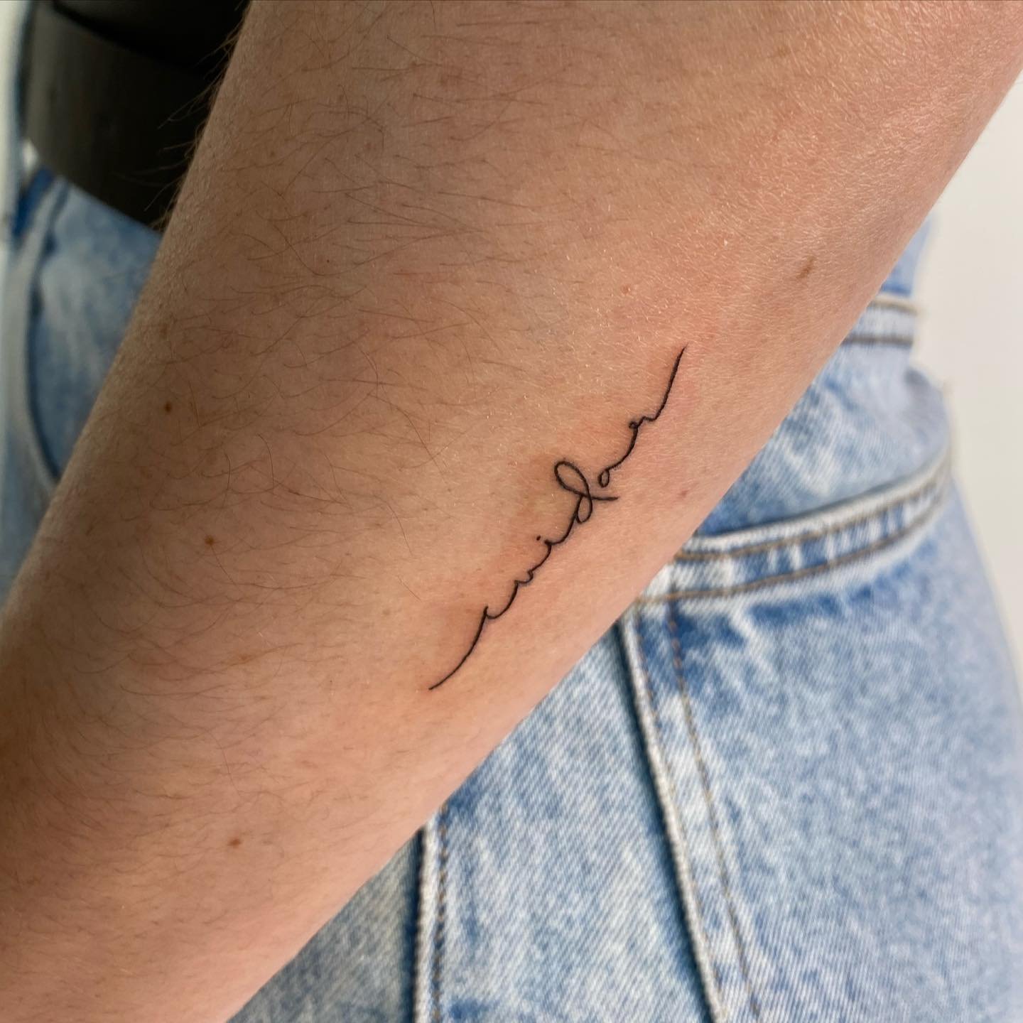 Tatuaje de frase en antebrazo, línea fina Sinkply Madrid