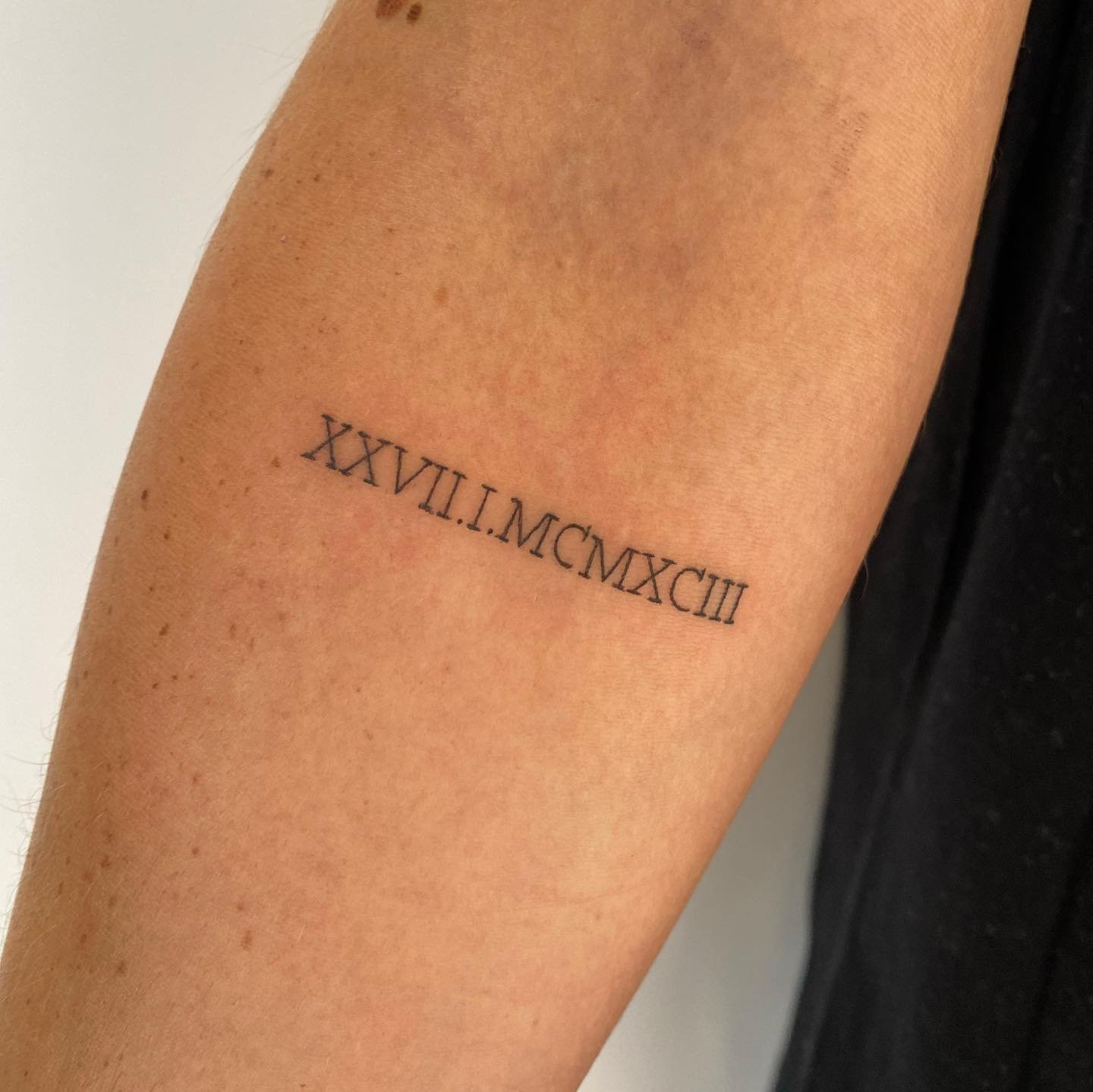 Tatuaje de frase en antebrazo, línea fina Sinkply Madrid