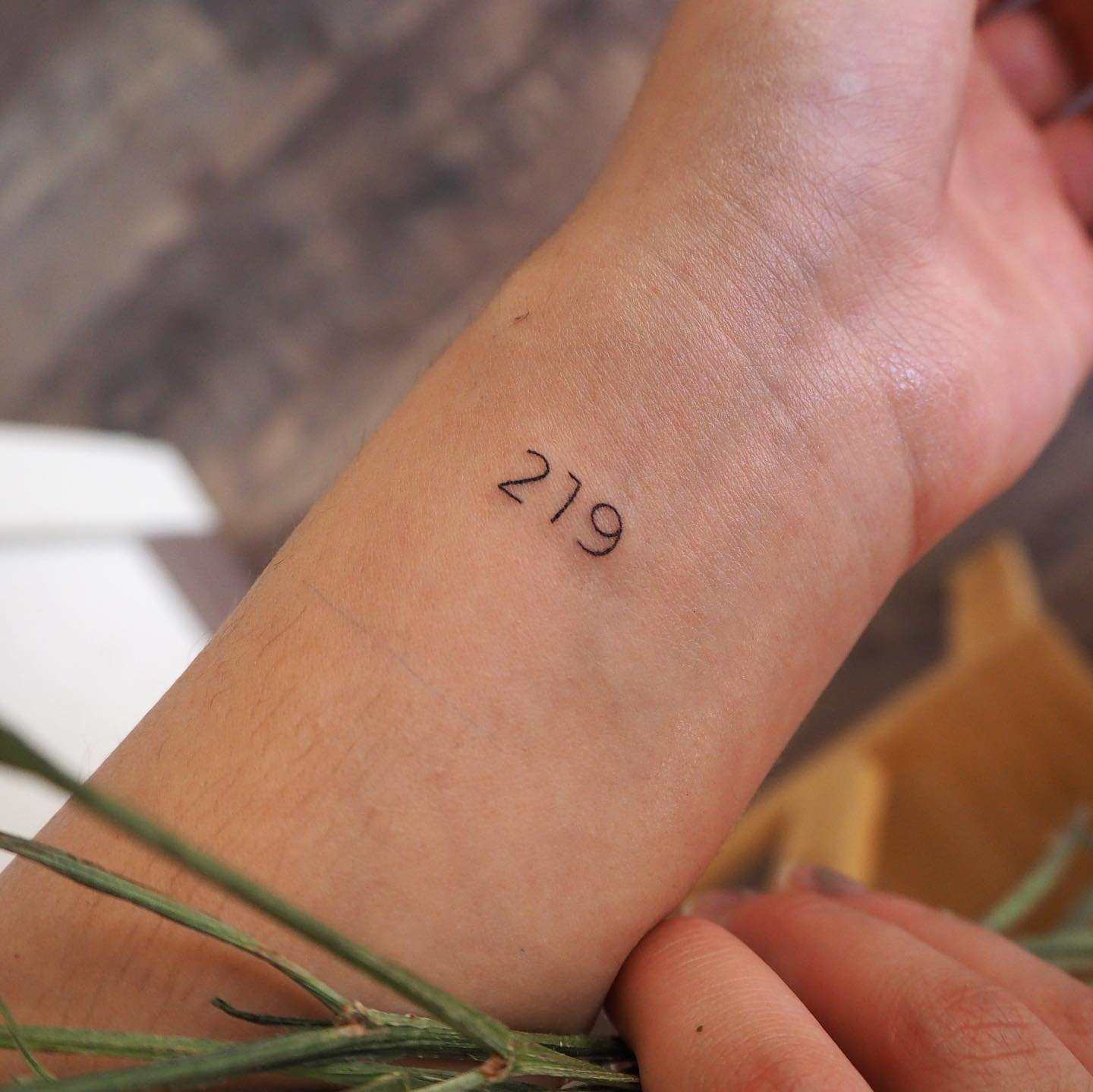 Tatuaje de frase en antebrazo, línea fina Sinkply Madrid