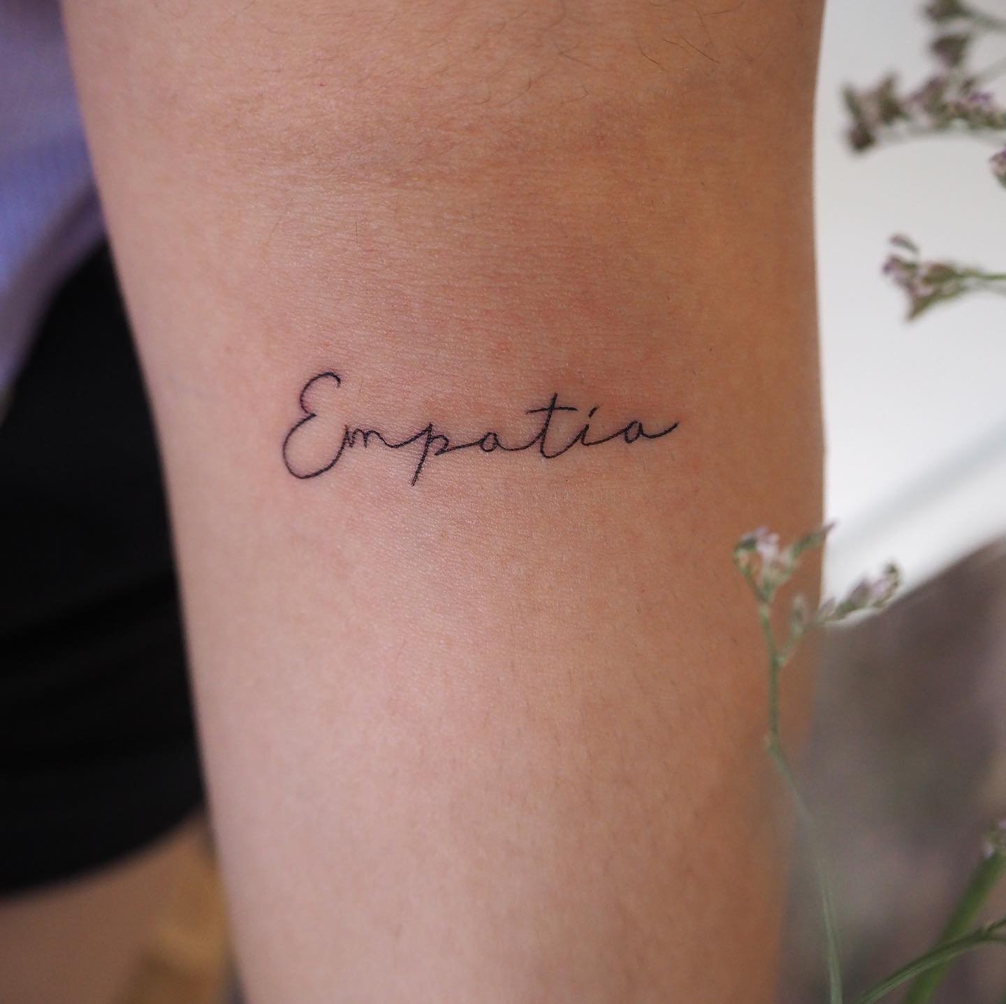 Tatuaje de frase en antebrazo, línea fina Sinkply Madrid
