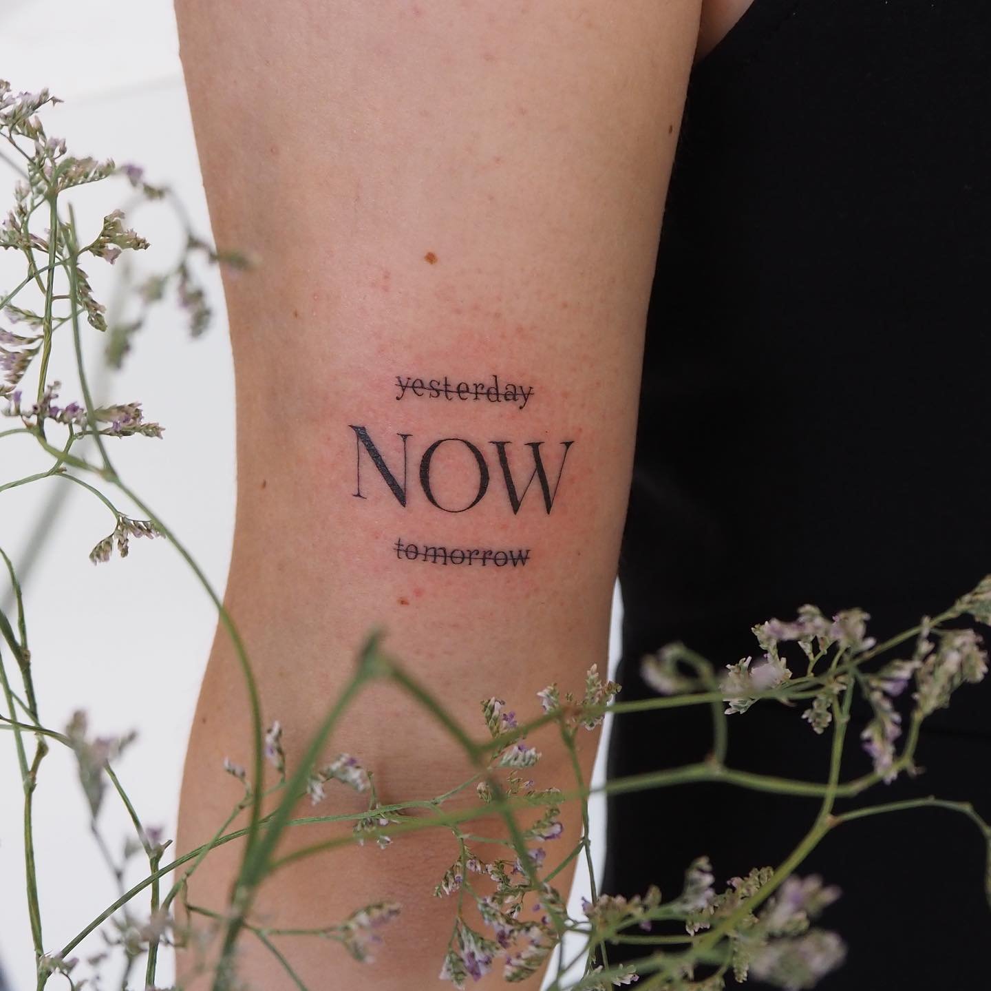 Tatuaje de frase en antebrazo, línea fina Sinkply Madrid