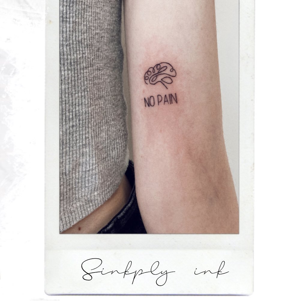 Tatuaje de frase en antebrazo, línea fina Sinkply Madrid