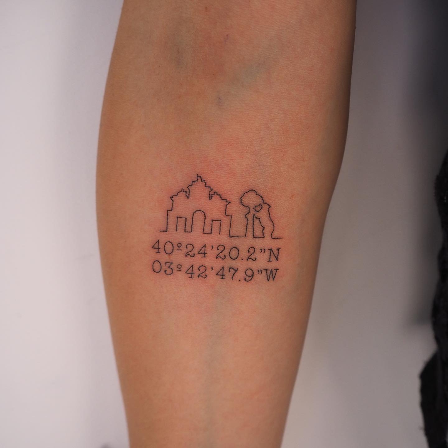 Tatuaje de frase en antebrazo, línea fina Sinkply Madrid