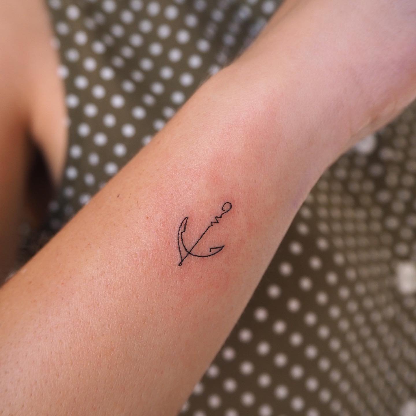 Tatuaje de frase en antebrazo, línea fina Sinkply Madrid