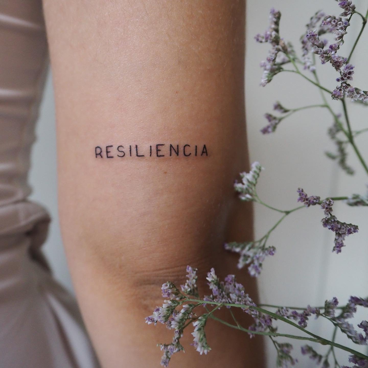 Tatuaje de frase en antebrazo, línea fina Sinkply Madrid