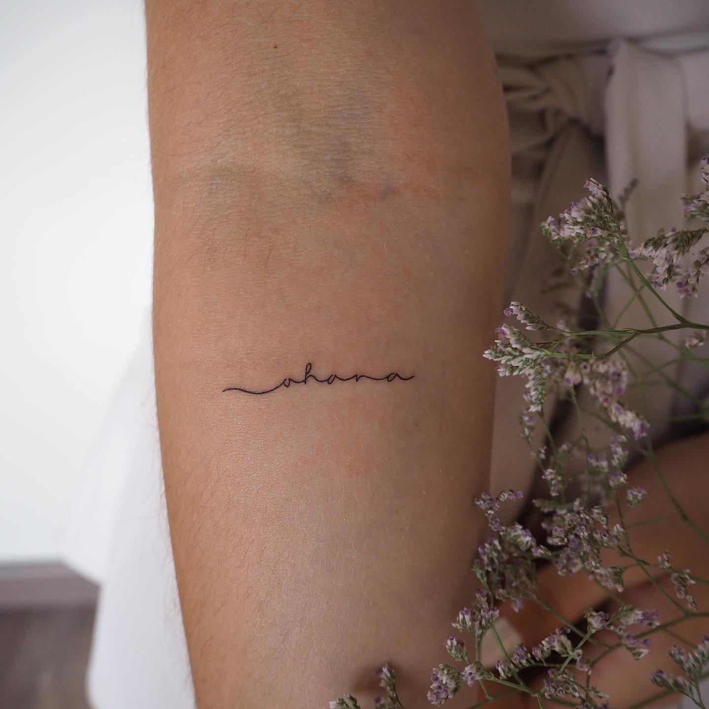 Tatuaje de frase en antebrazo, línea fina Sinkply Madrid