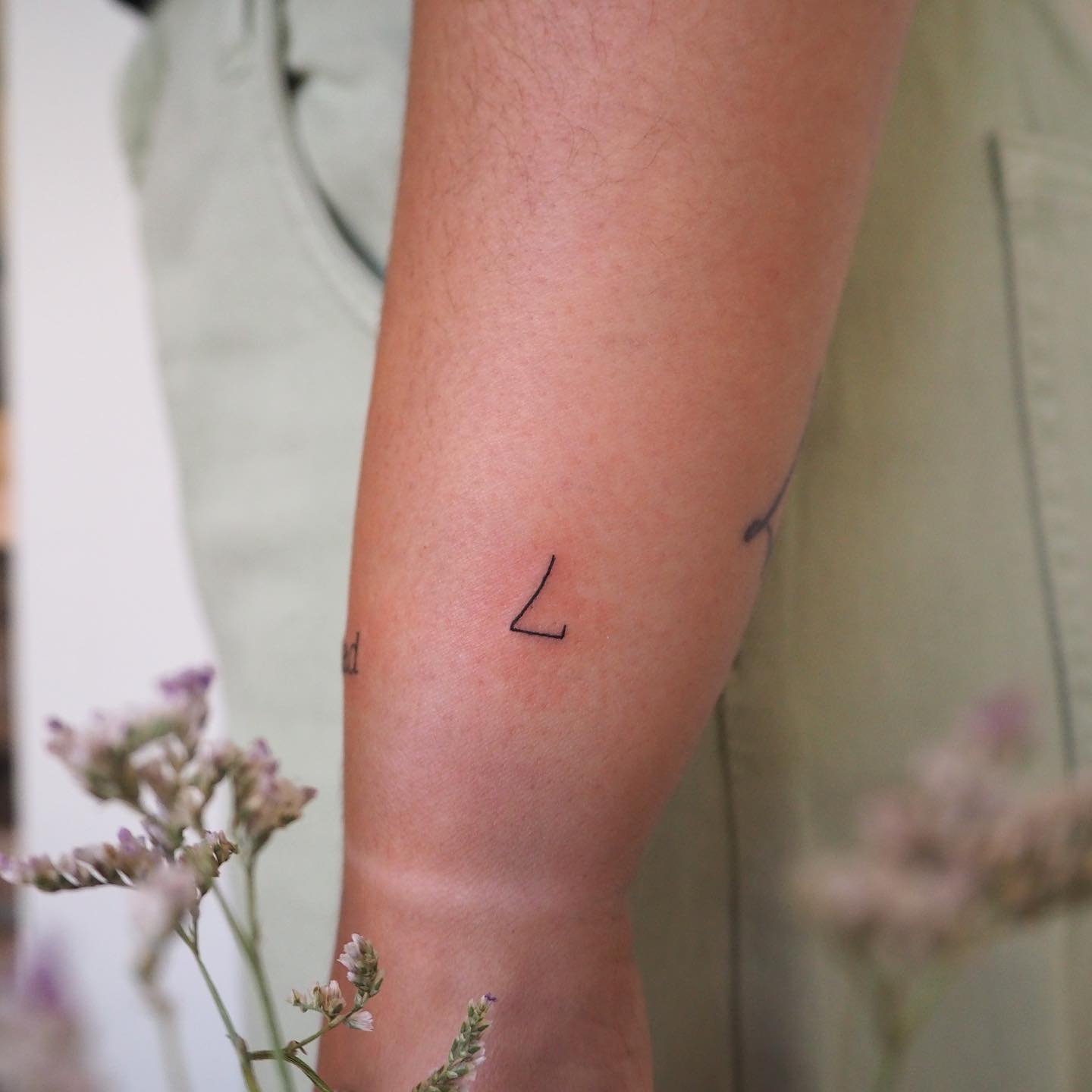 Tatuaje de frase en antebrazo, línea fina Sinkply Madrid