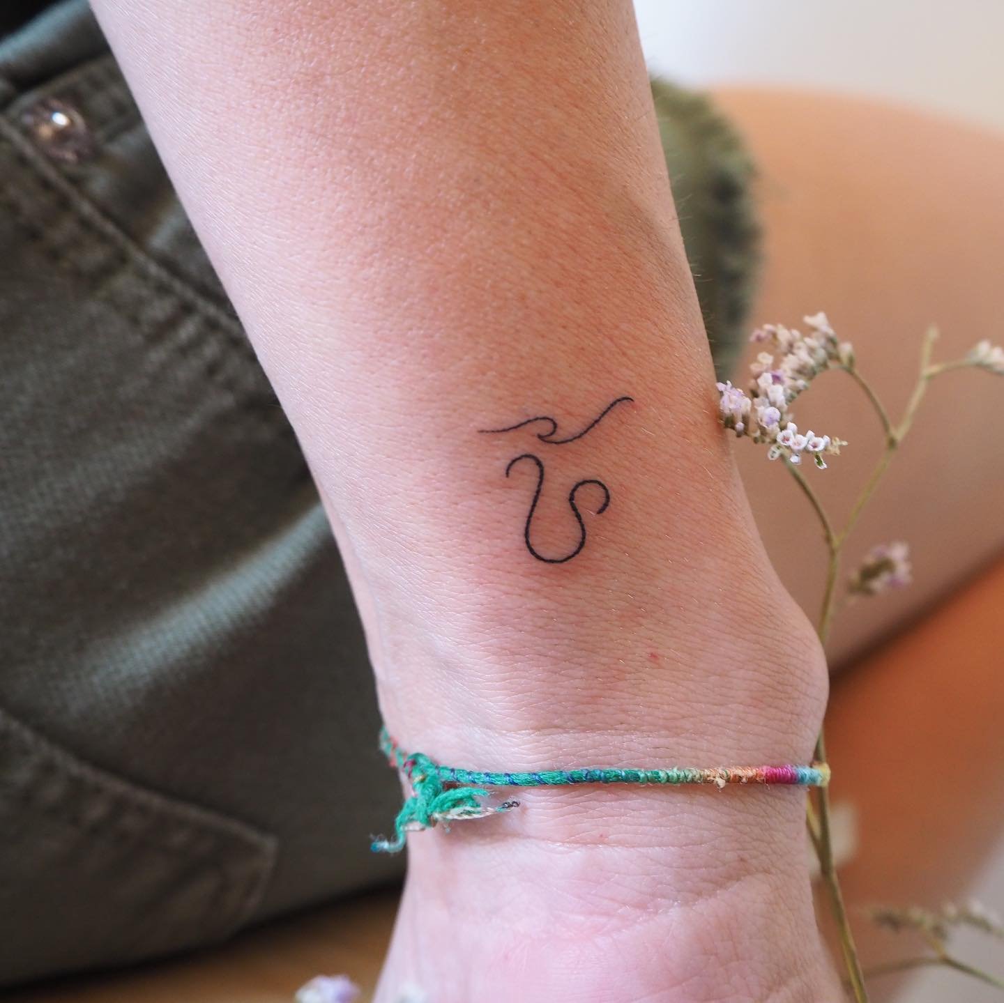 Tatuaje de frase en antebrazo, línea fina Sinkply Madrid