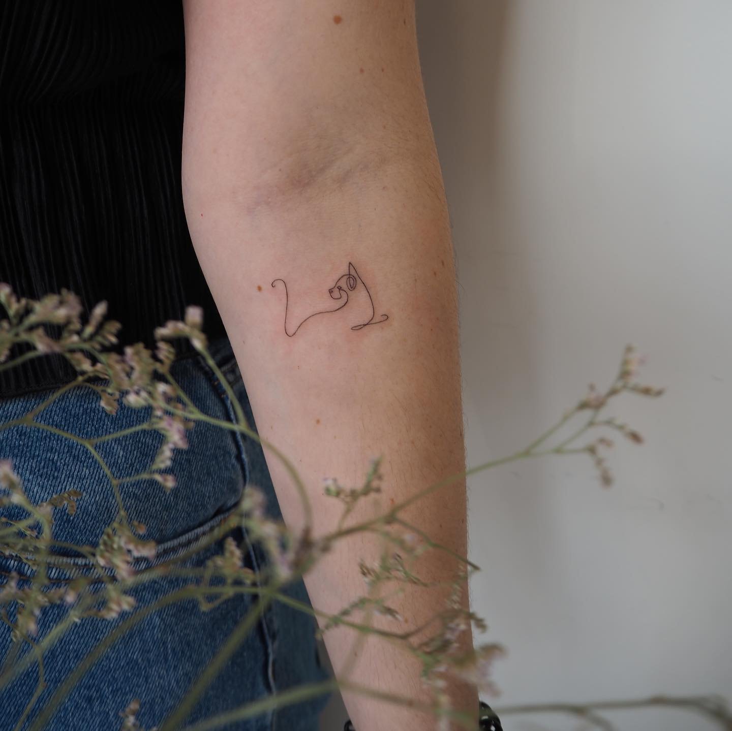 Tatuaje de frase en antebrazo, línea fina Sinkply Madrid