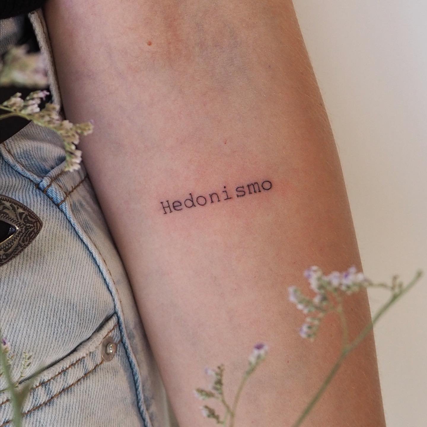 Tatuaje de frase en antebrazo, línea fina Sinkply Madrid