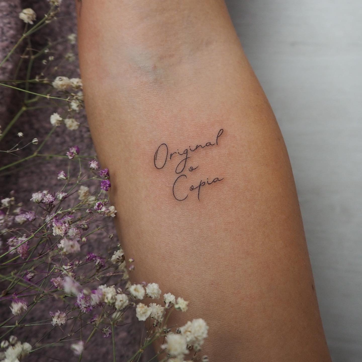 Tatuaje de frase en antebrazo, línea fina Sinkply Madrid