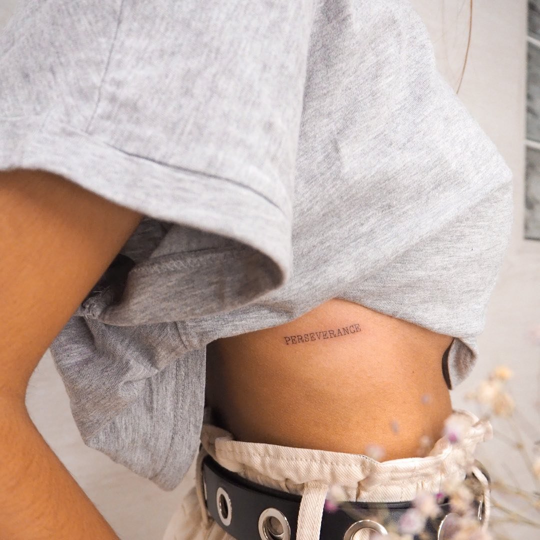 Tatuaje de frase en antebrazo, línea fina Sinkply Madrid