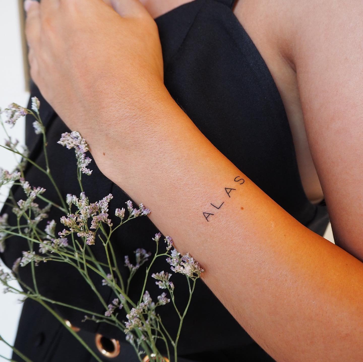 Tatuaje de frase en antebrazo, línea fina Sinkply Madrid