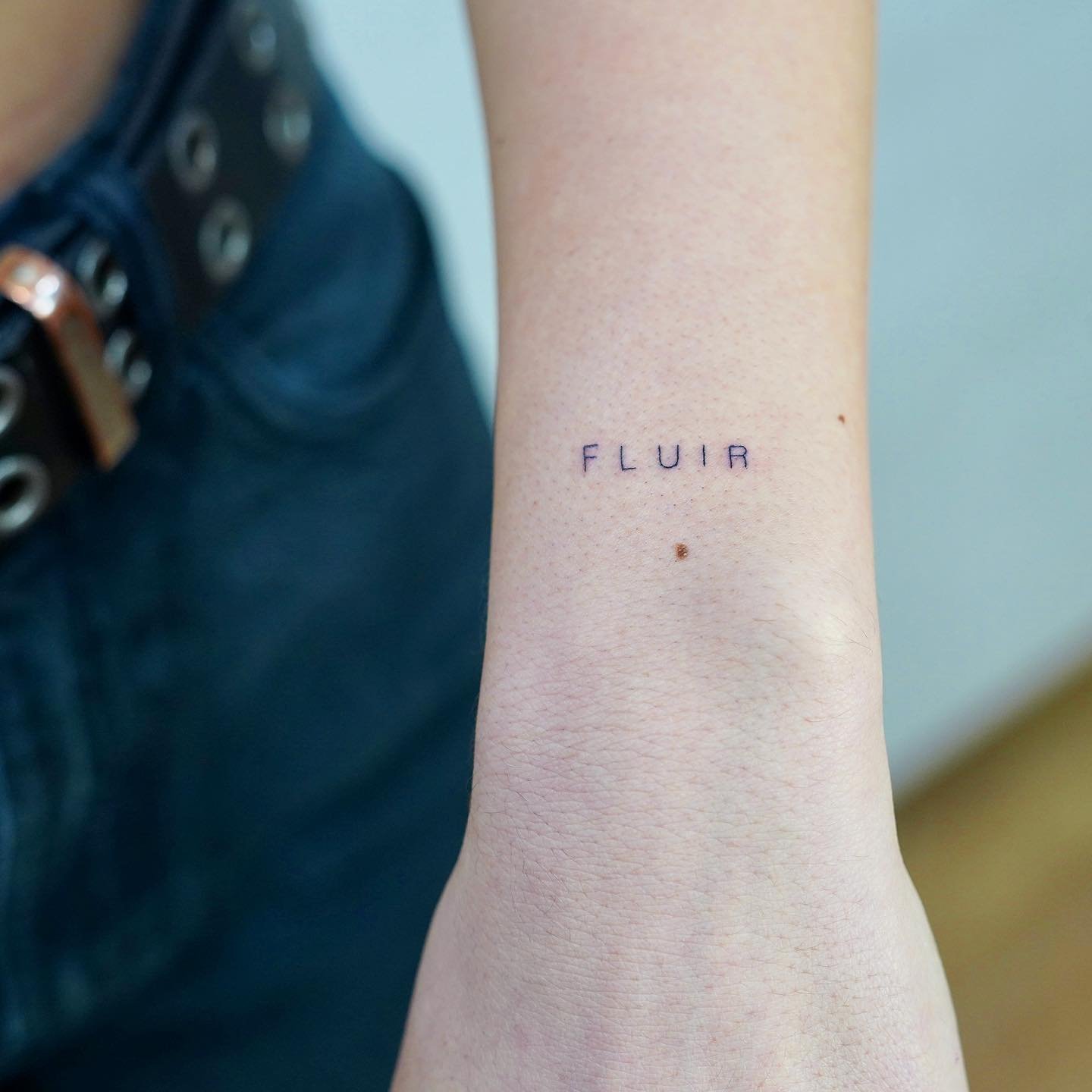 Tatuaje de frase en antebrazo, línea fina Sinkply Madrid