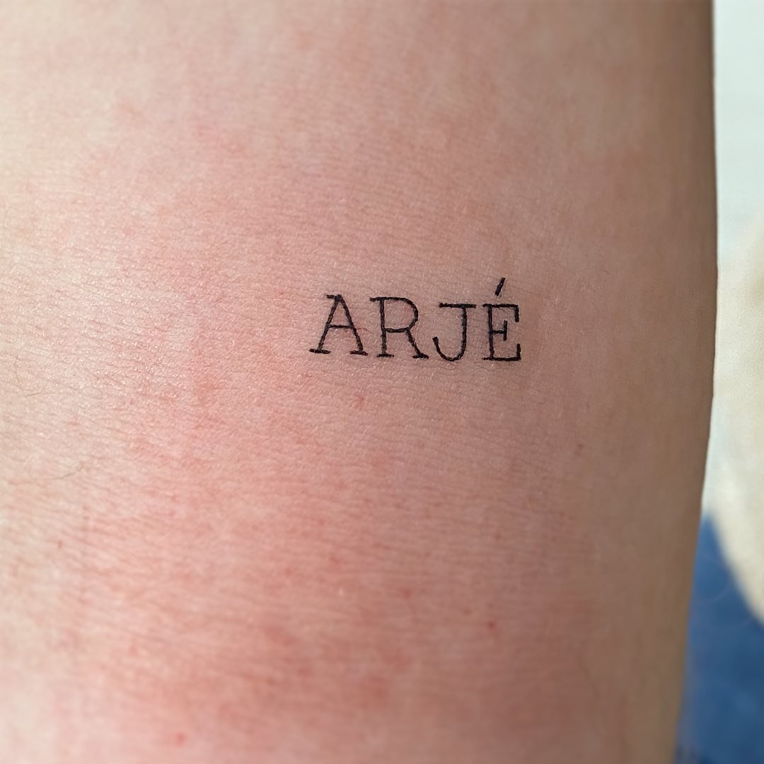 Tatuaje de frase en antebrazo, línea fina Sinkply Madrid