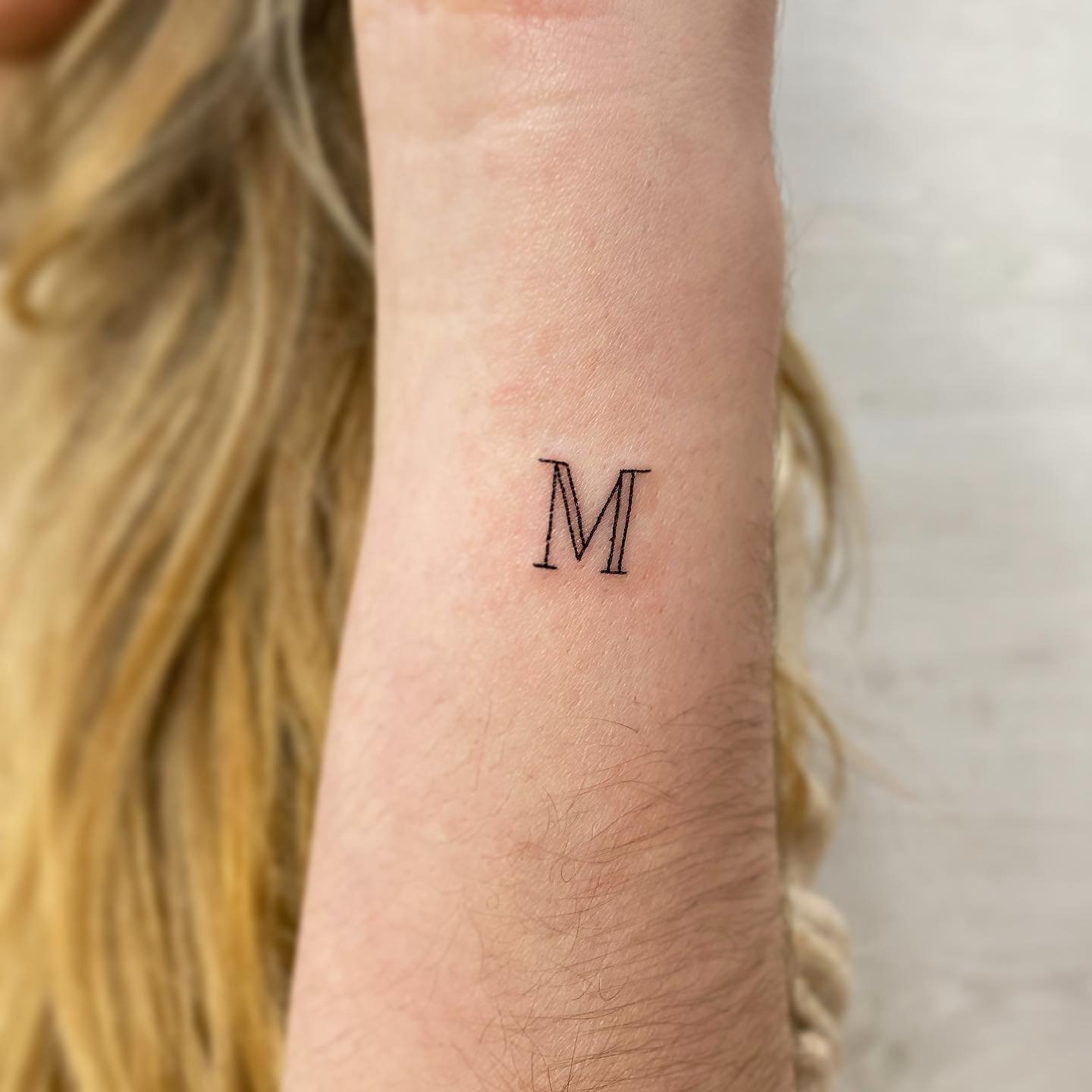 Tatuaje de frase en antebrazo, línea fina Sinkply Madrid