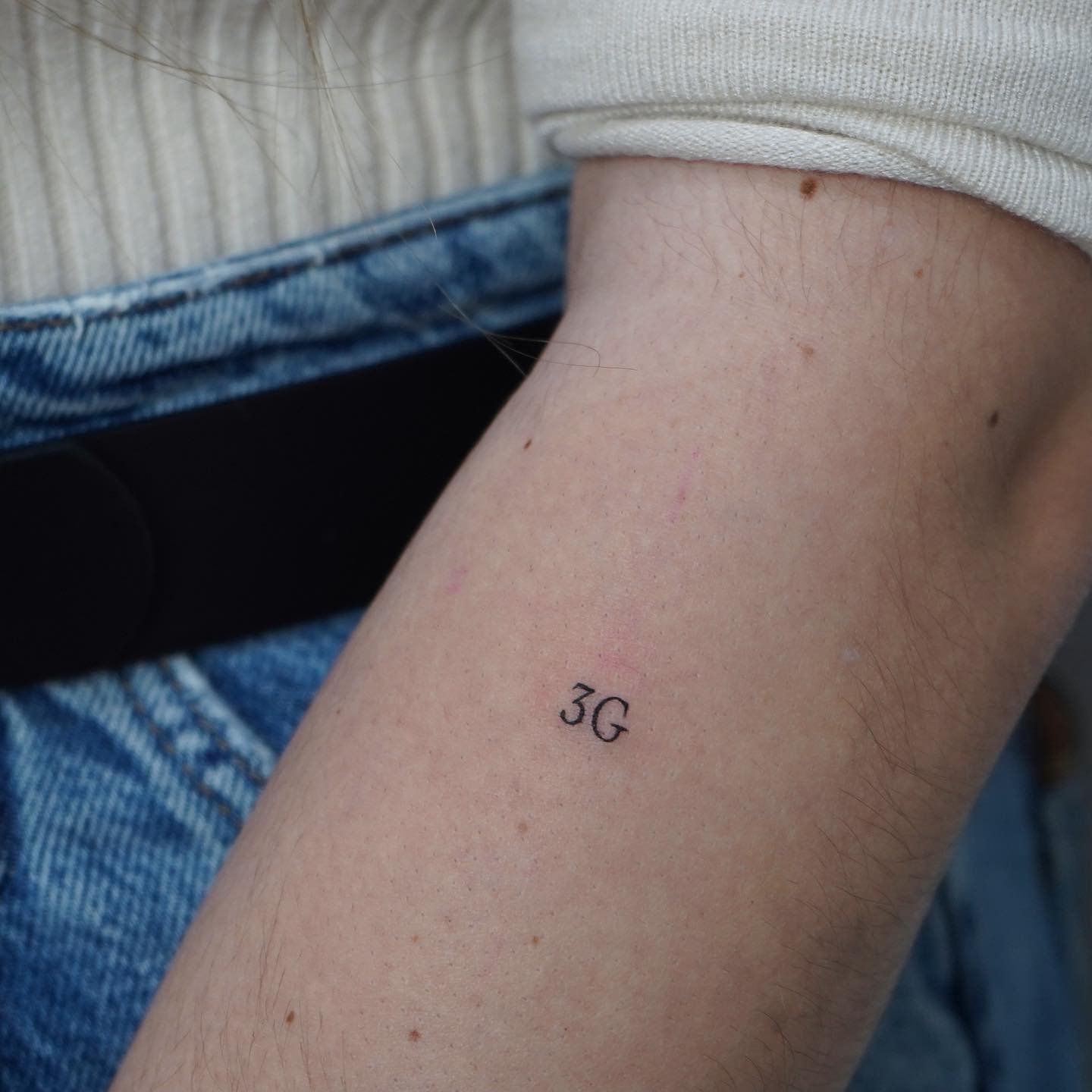 Tatuaje de frase en antebrazo, línea fina Sinkply Madrid