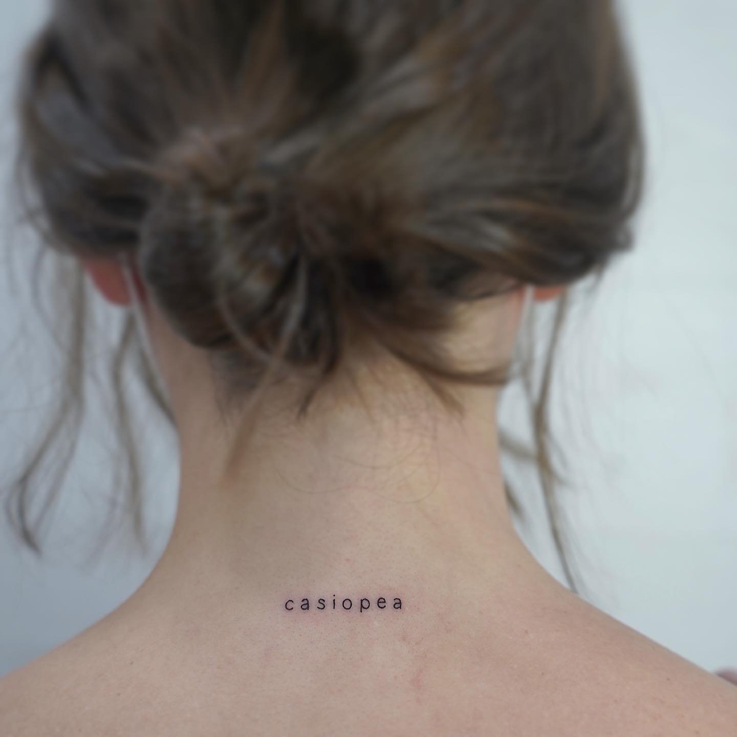 Tatuaje de frase en antebrazo, línea fina Sinkply Madrid