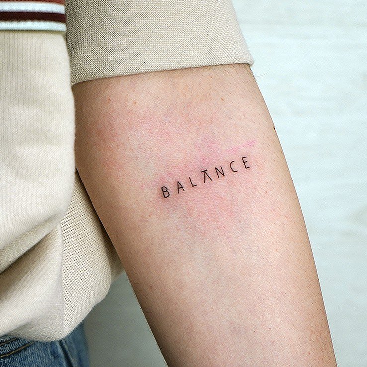 Tatuaje de frase en antebrazo, línea fina Sinkply Madrid