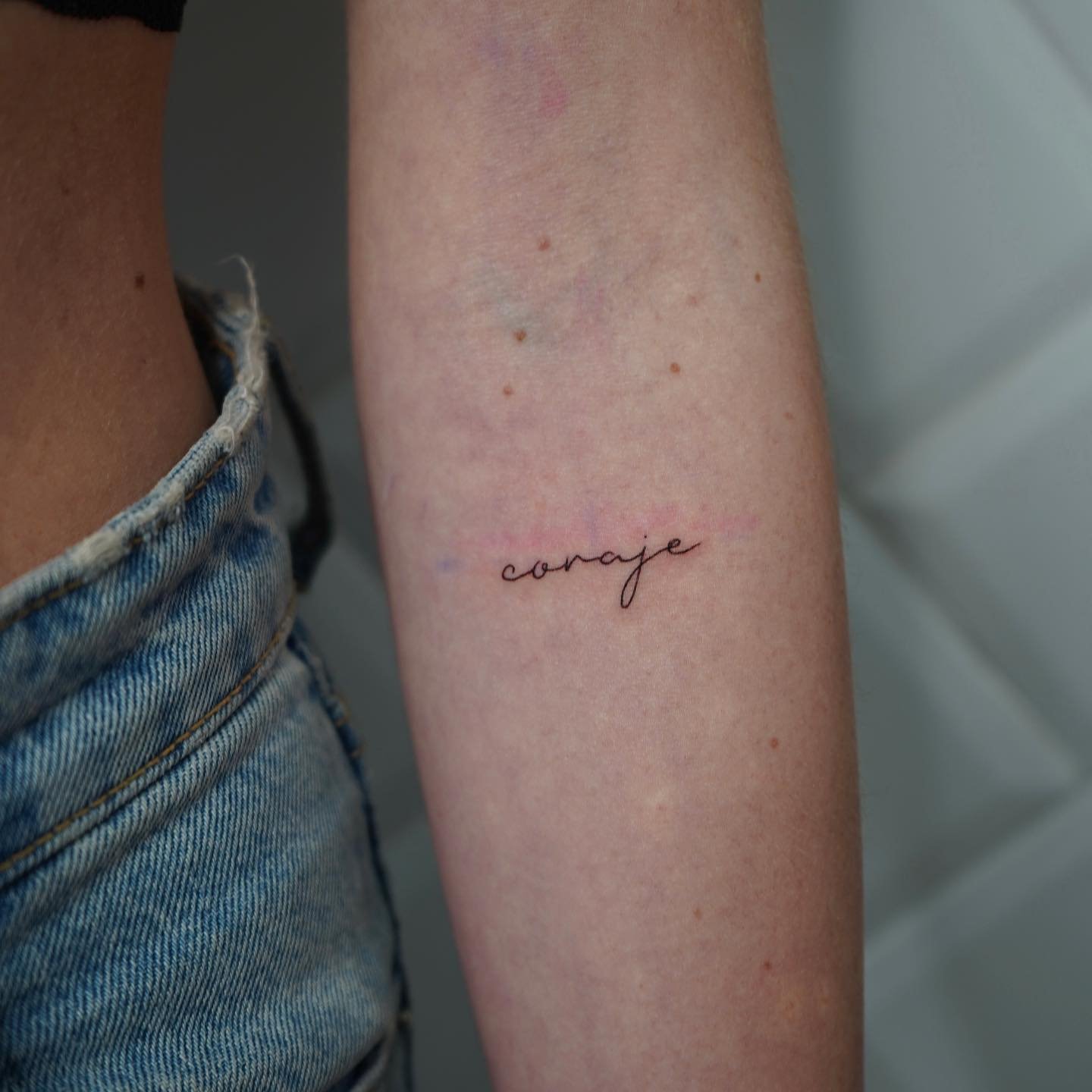 Tatuaje de frase en antebrazo, línea fina Sinkply Madrid