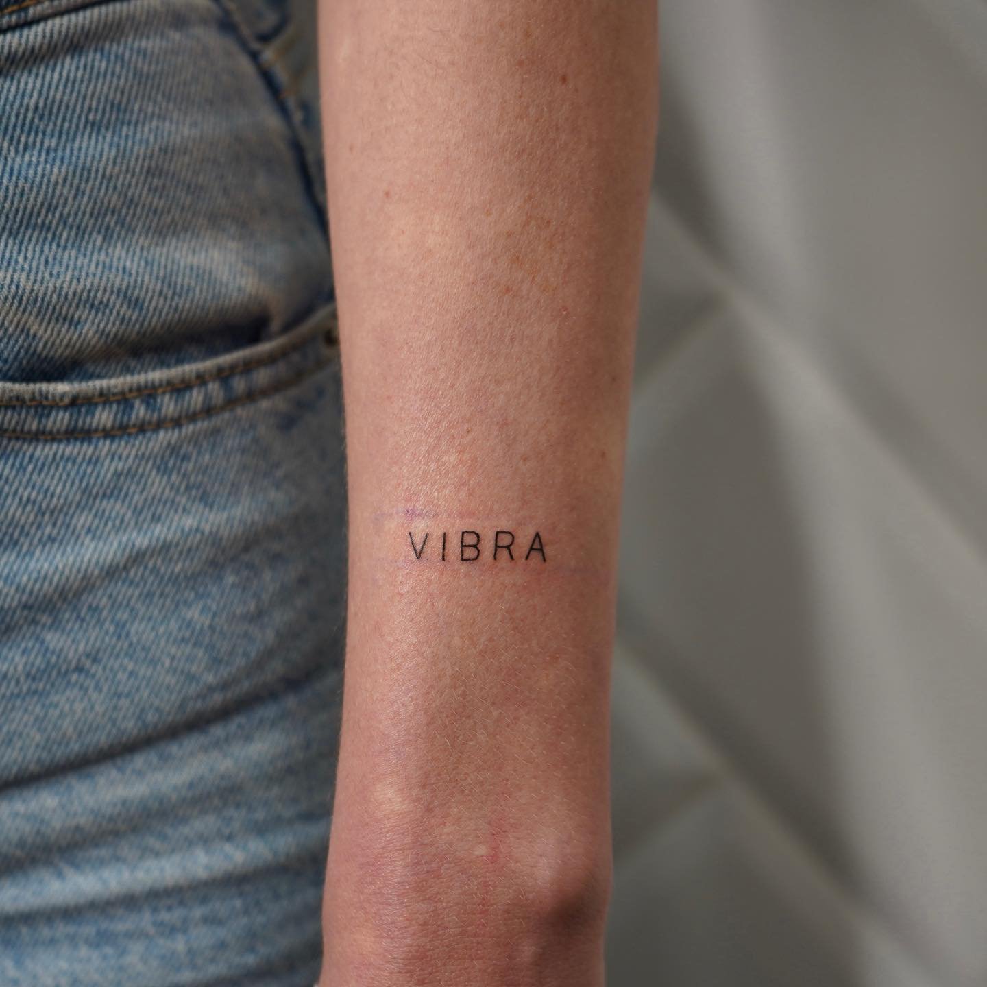 Tatuaje de frase en antebrazo, línea fina Sinkply Madrid