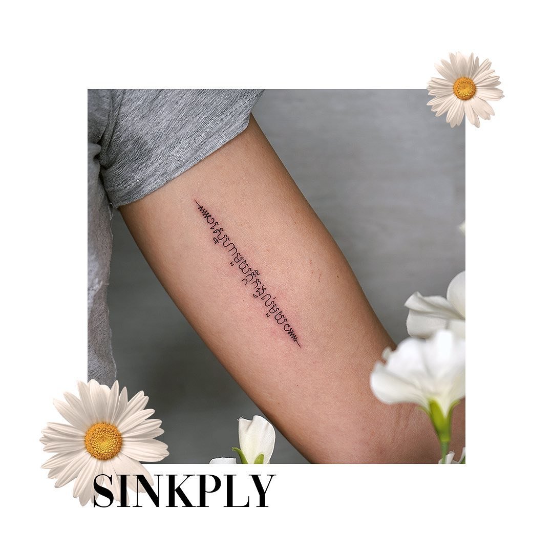 Tatuaje de frase en antebrazo, línea fina Sinkply Madrid