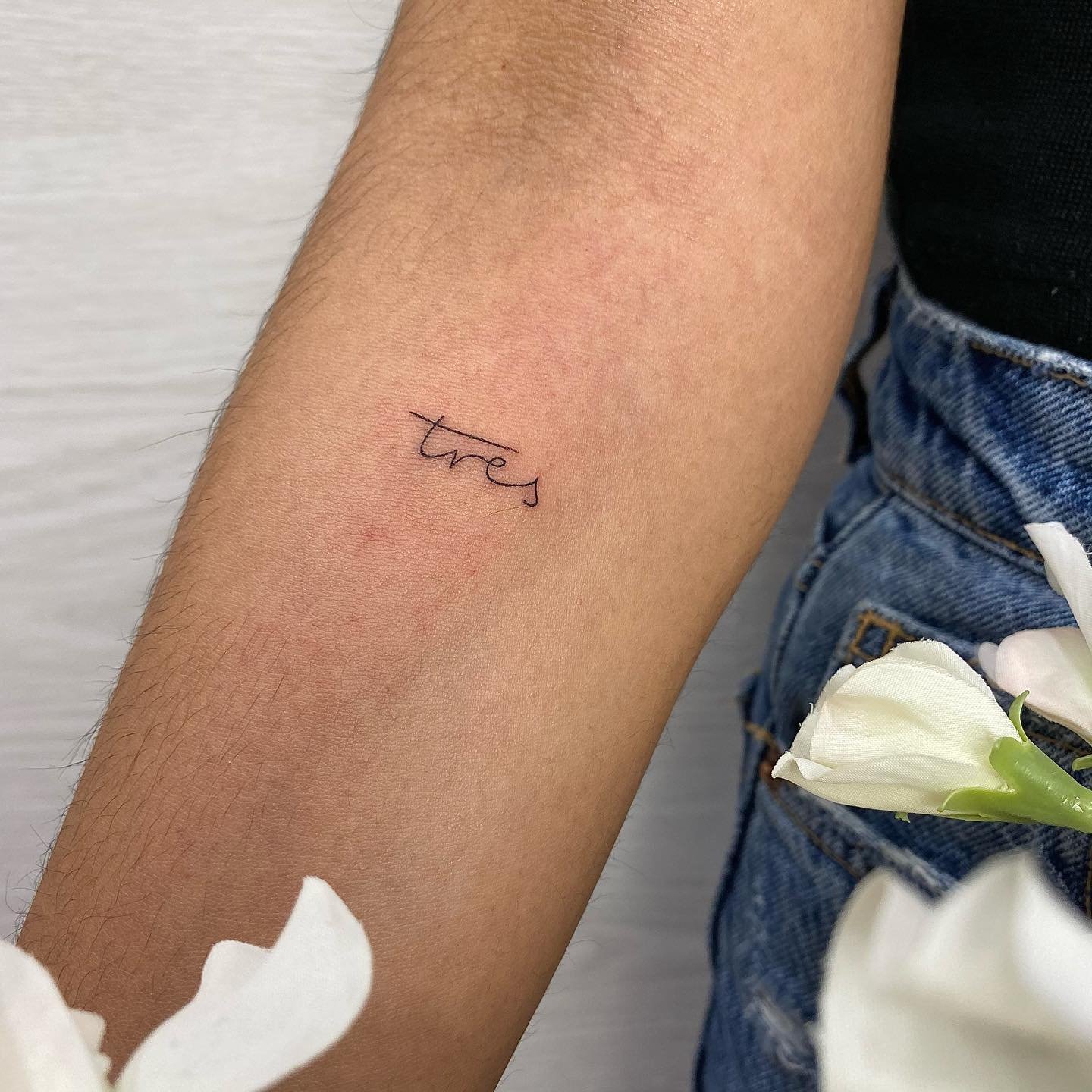 Tatuaje de frase en antebrazo, línea fina Sinkply Madrid
