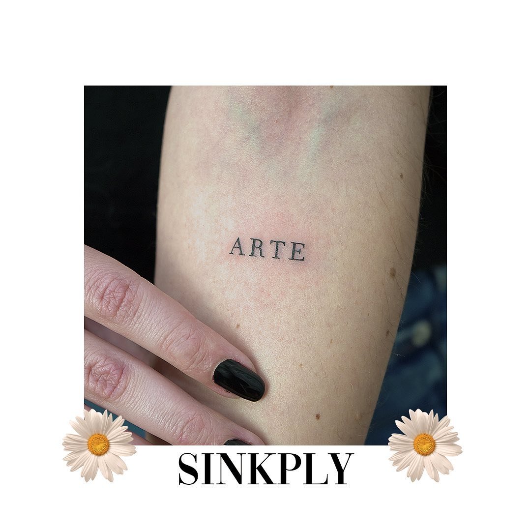 Tatuaje de frase en antebrazo, línea fina Sinkply Madrid
