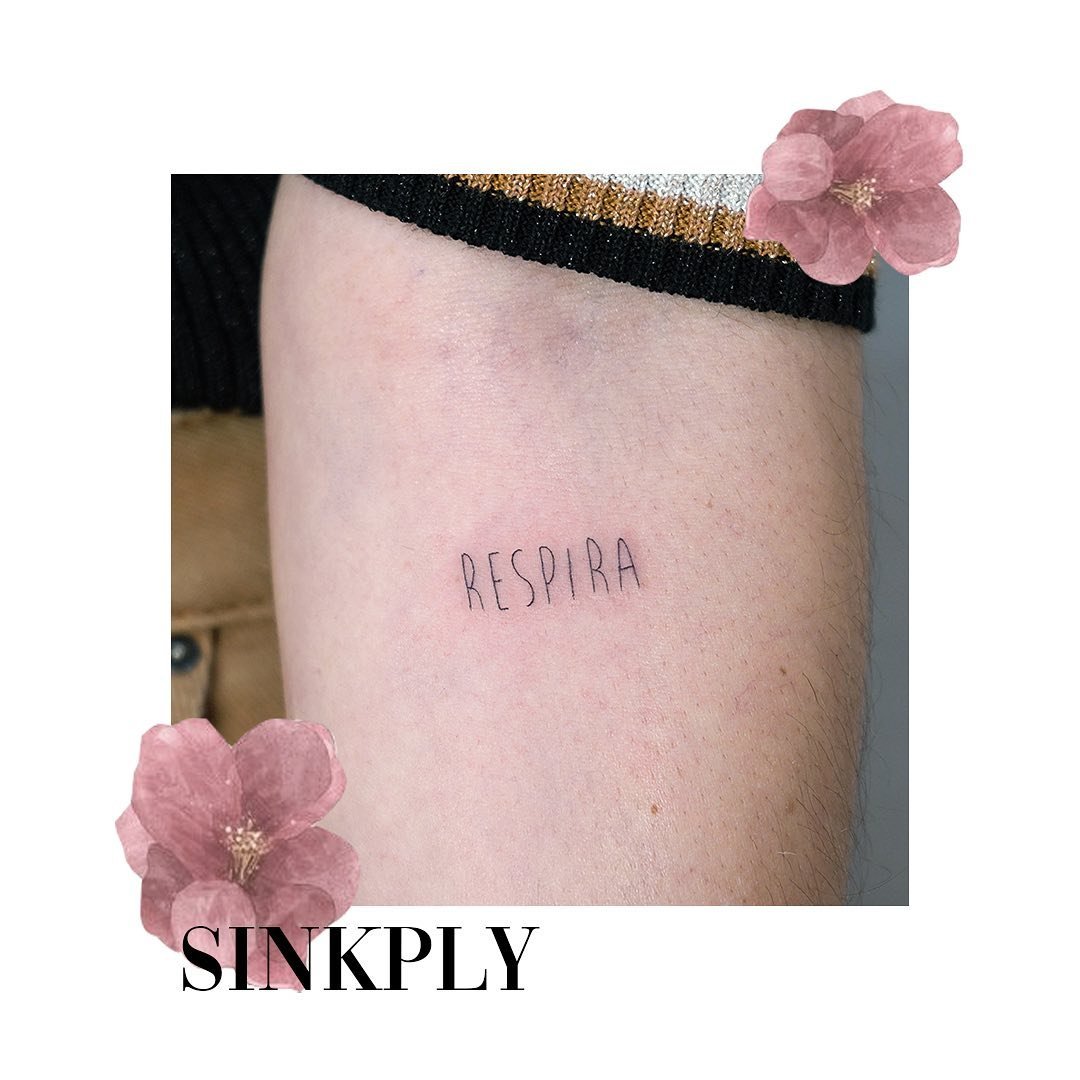 Tatuaje de frase en antebrazo, línea fina Sinkply Madrid