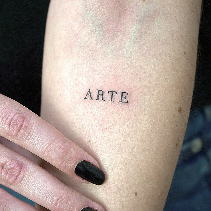 Tatuaje de frase en antebrazo, línea fina Sinkply Madrid
