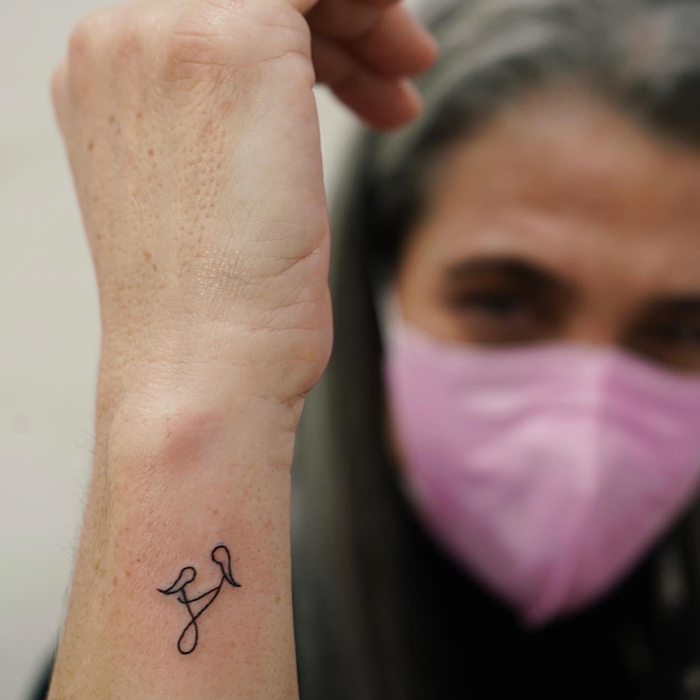 Tatuaje de frase en antebrazo, línea fina Sinkply Madrid